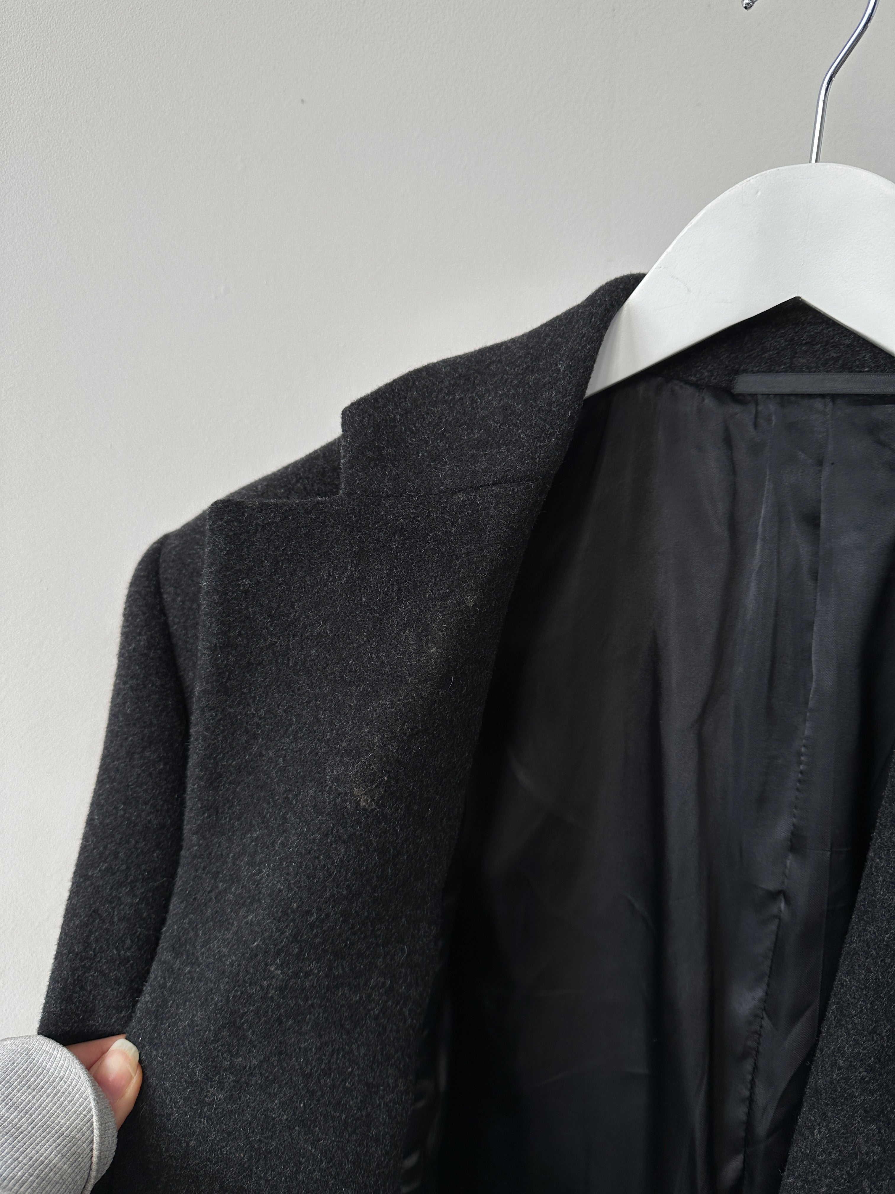 Armani Collezioni wool cashmere single-breasted coat in size L/XL, featuring classic tailored design and neutral color.