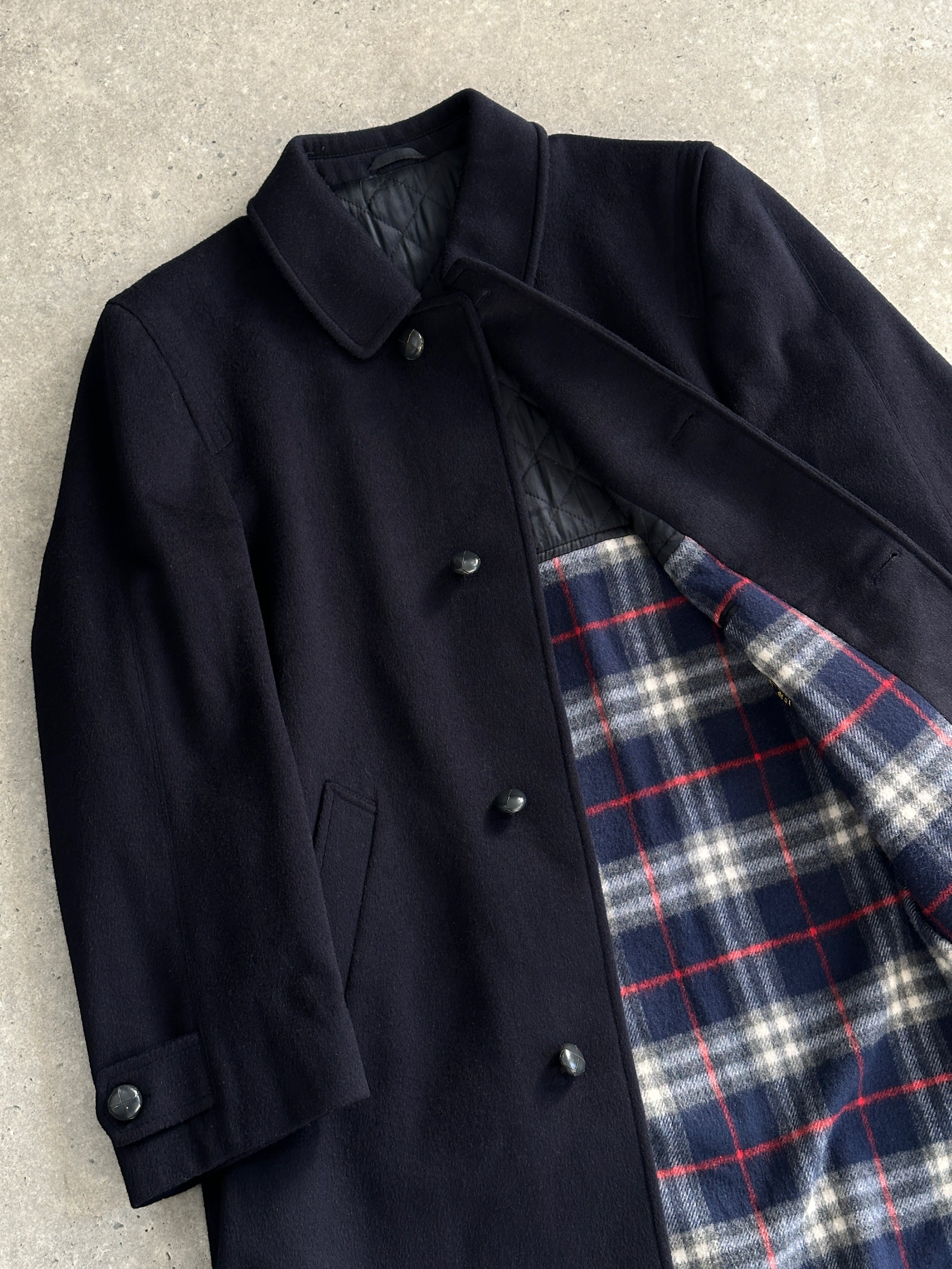 Vintage wool alpaca single-breasted coat in size L, featuring classic design and warm, textured fabric.