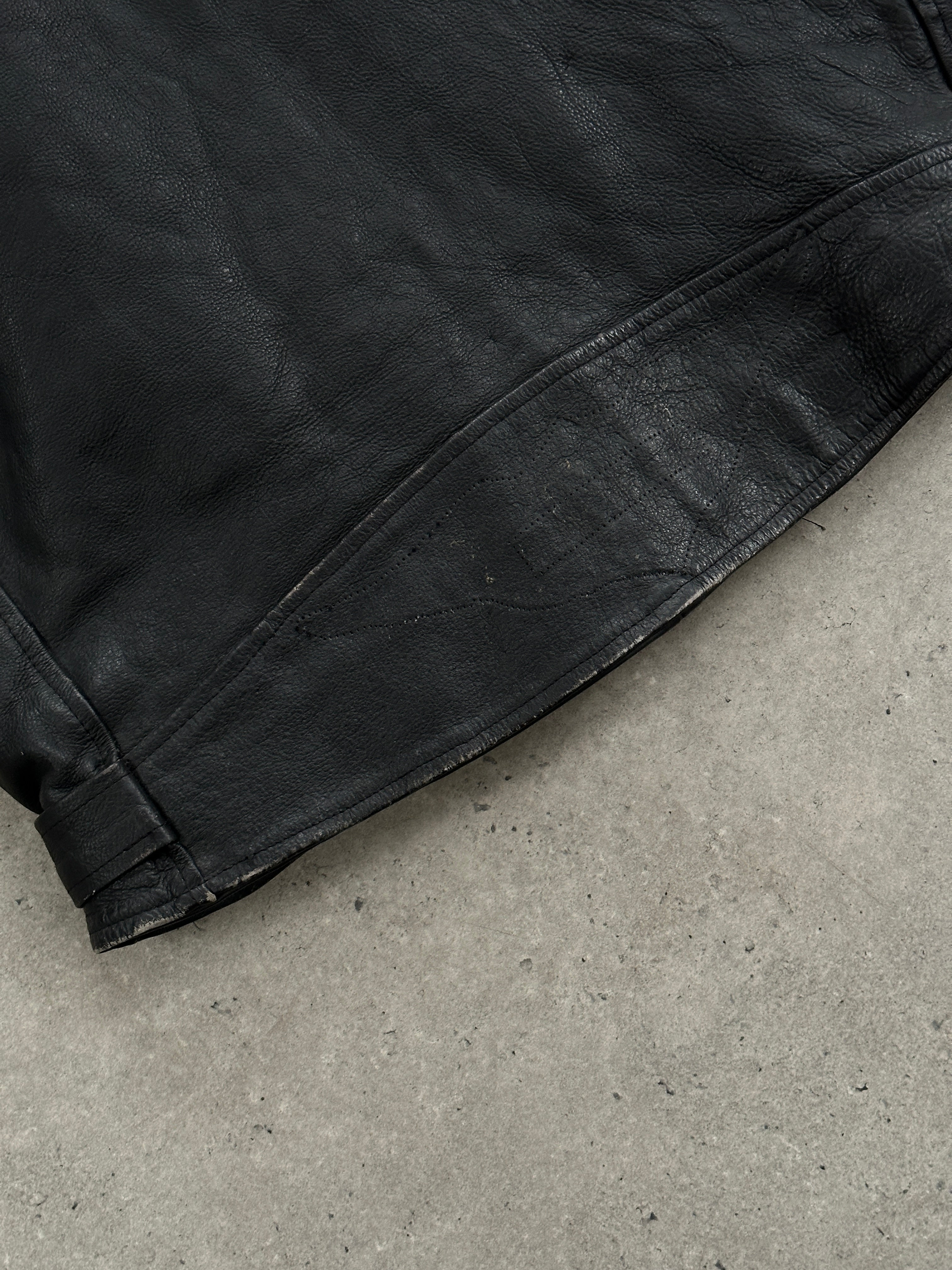 Vintage leather biker jacket in XL with classic design, featuring rugged details and a stylish fit.