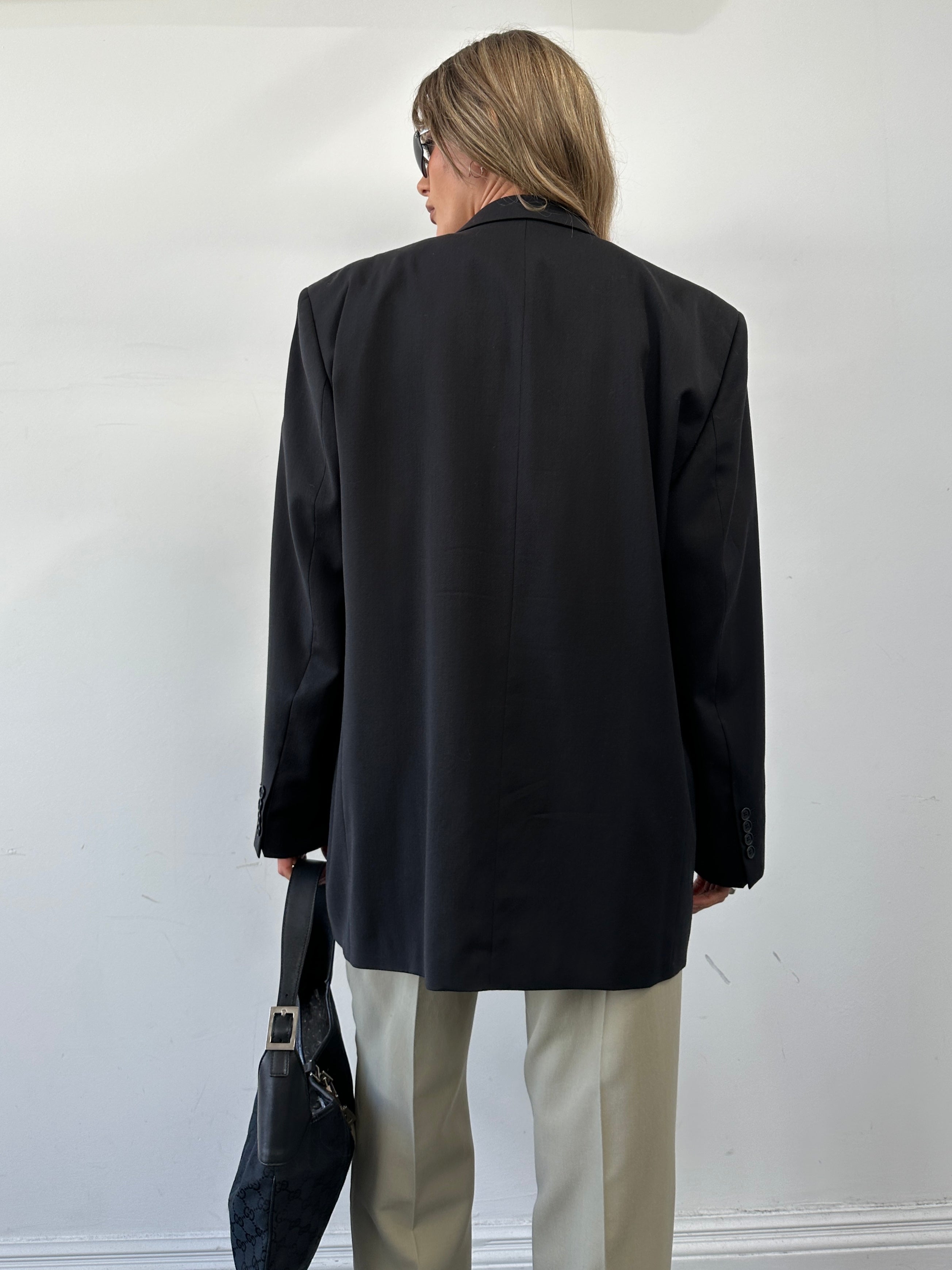 Pierre Cardin pure wool single-breasted blazer in size 44R/XL, tailored fit with classic lapel and stylish design.