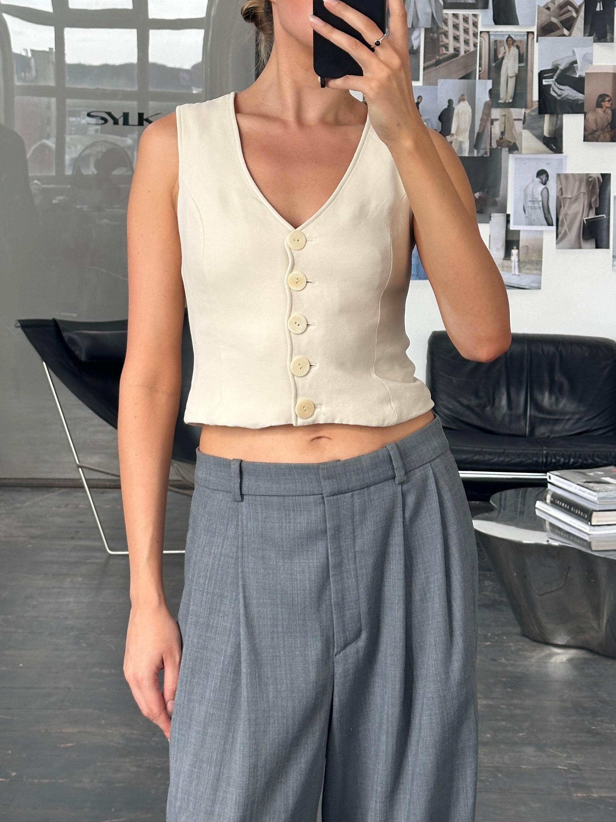 Vintage French 1980s tailored waistcoat in size M, classic retro style with fitted silhouette and vintage fabric details.
