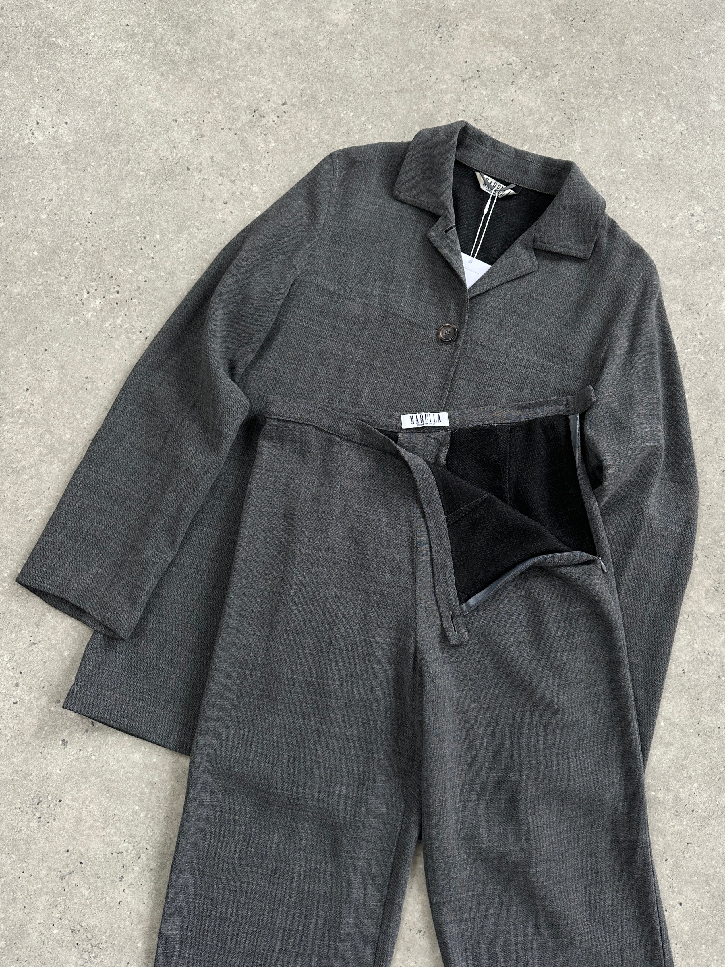 Marella wool two-piece trouser and jacket set, featuring a tailored jacket and matching trousers in classic wool fabric.
