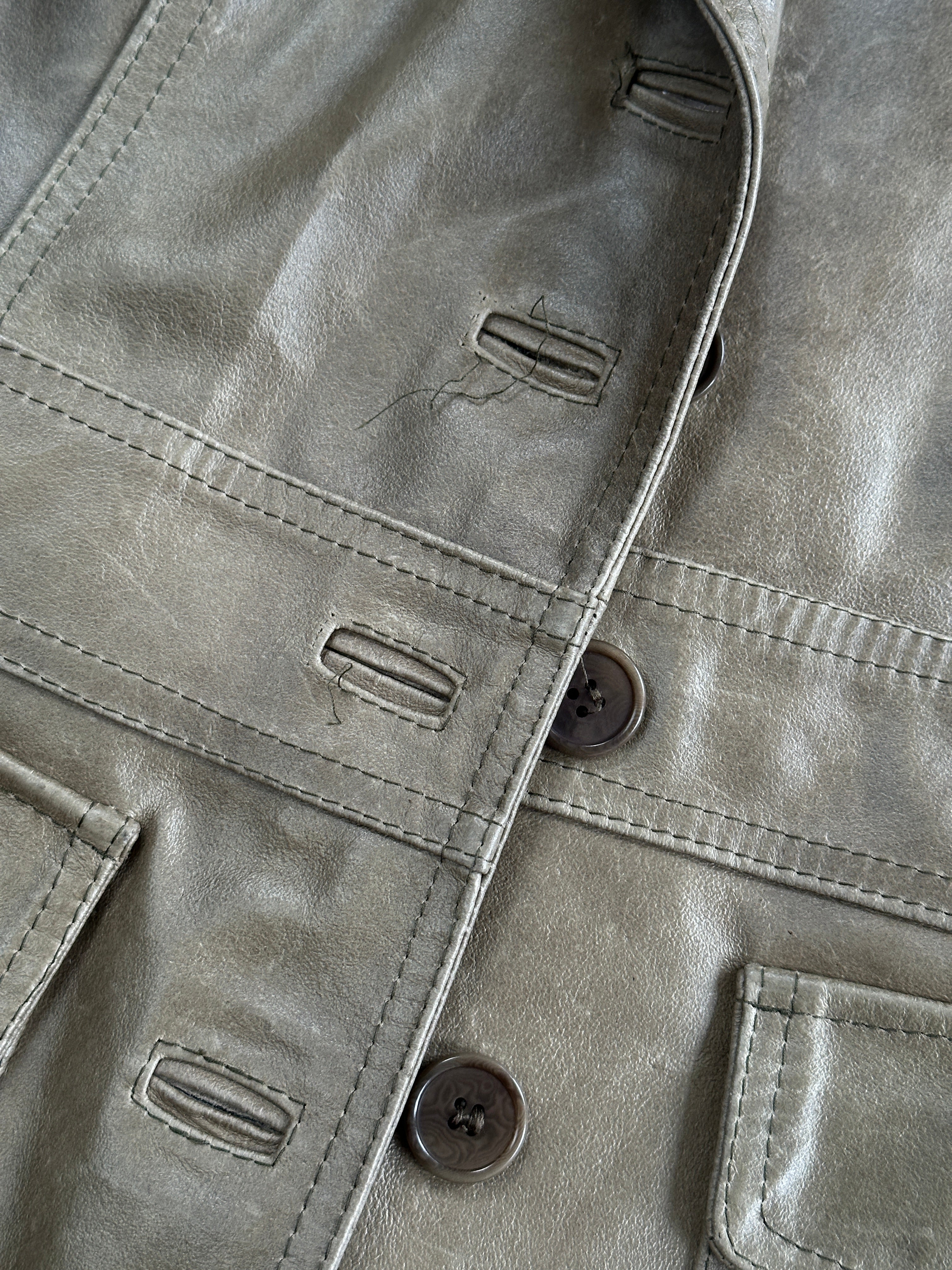 Vintage Italian aged leather blazer jacket in size S/M with a classic, worn-in look and stylish tailored fit.
