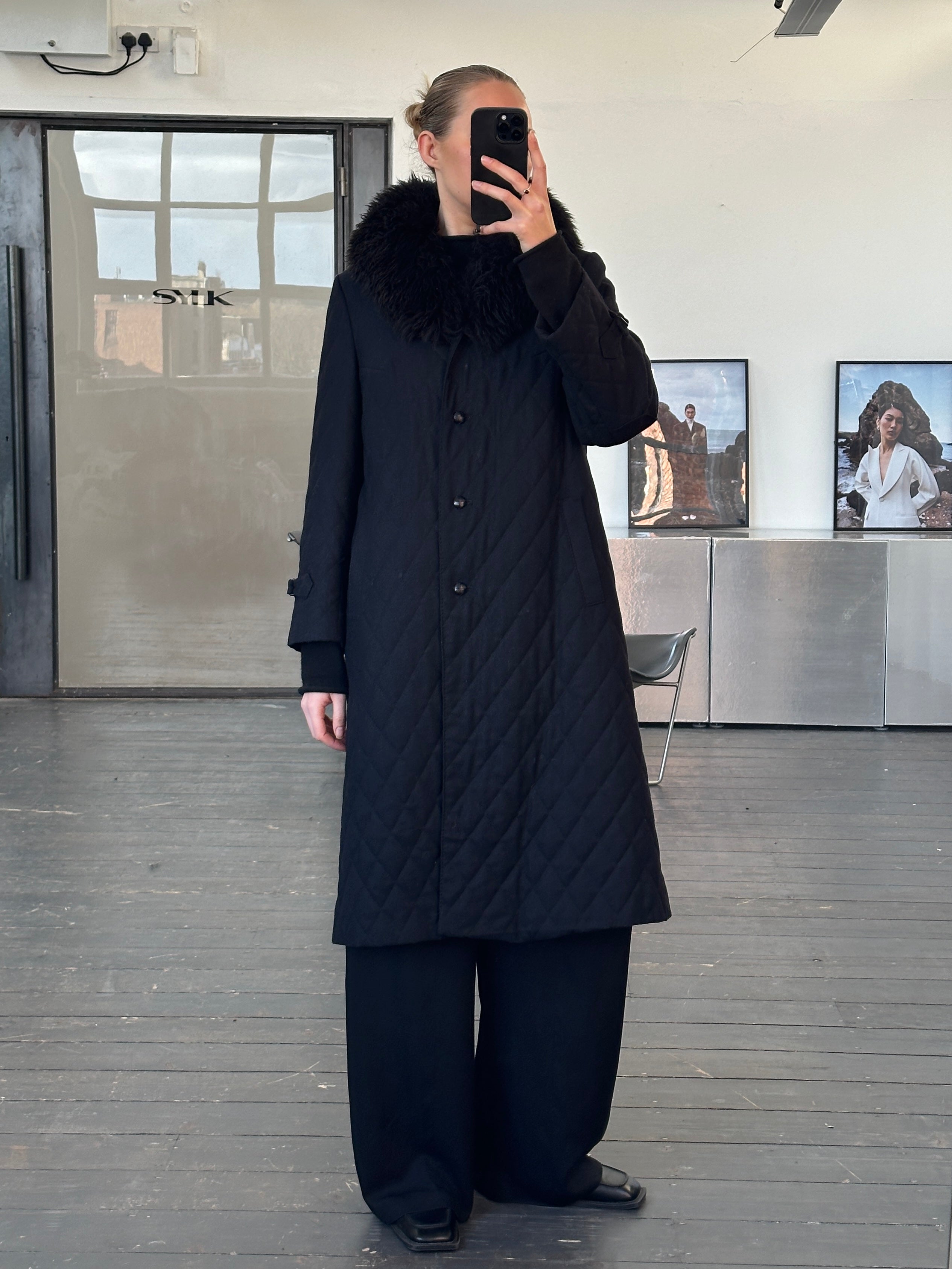 Vintage 1990s wool quilted coat with fur collar, size M, featuring classic design and textured fabric for stylish warmth.