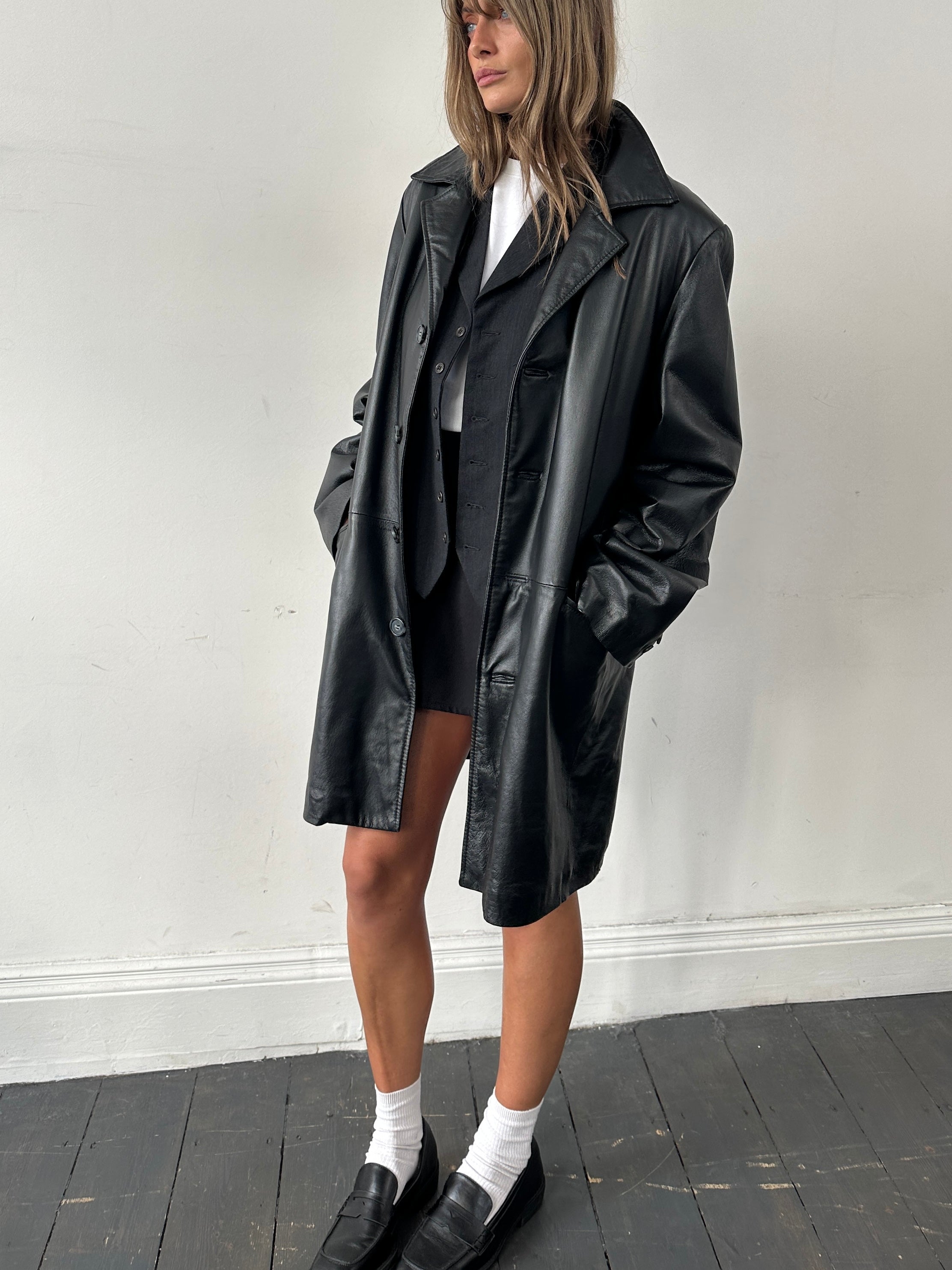 Vintage Italian leather trench coat jacket in size L/XL with classic vintage design and detailed stitching.
