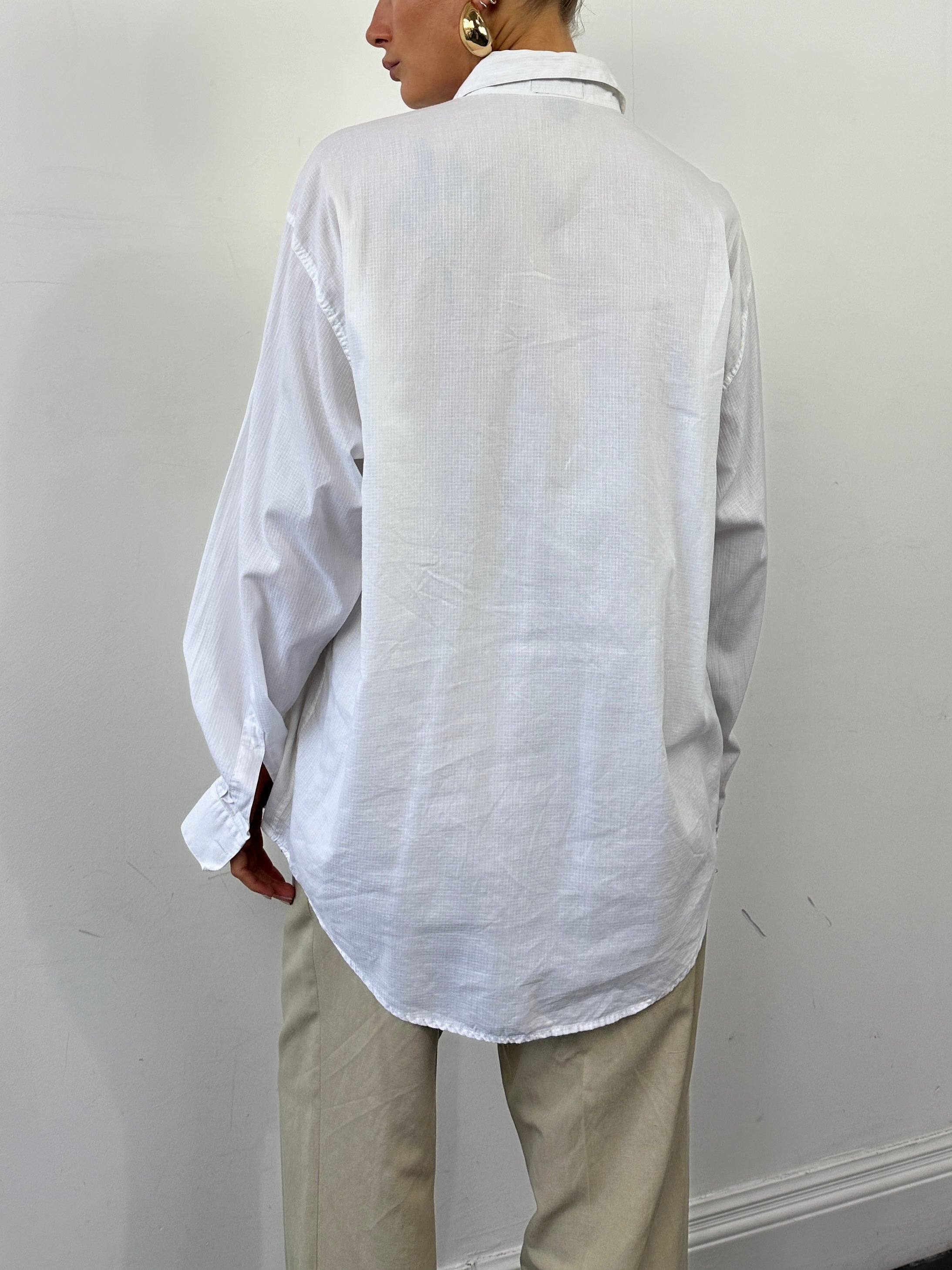 Versace Classic V2 pure cotton shirt in XL, featuring a stylish design, long sleeves, and a tailored fit.