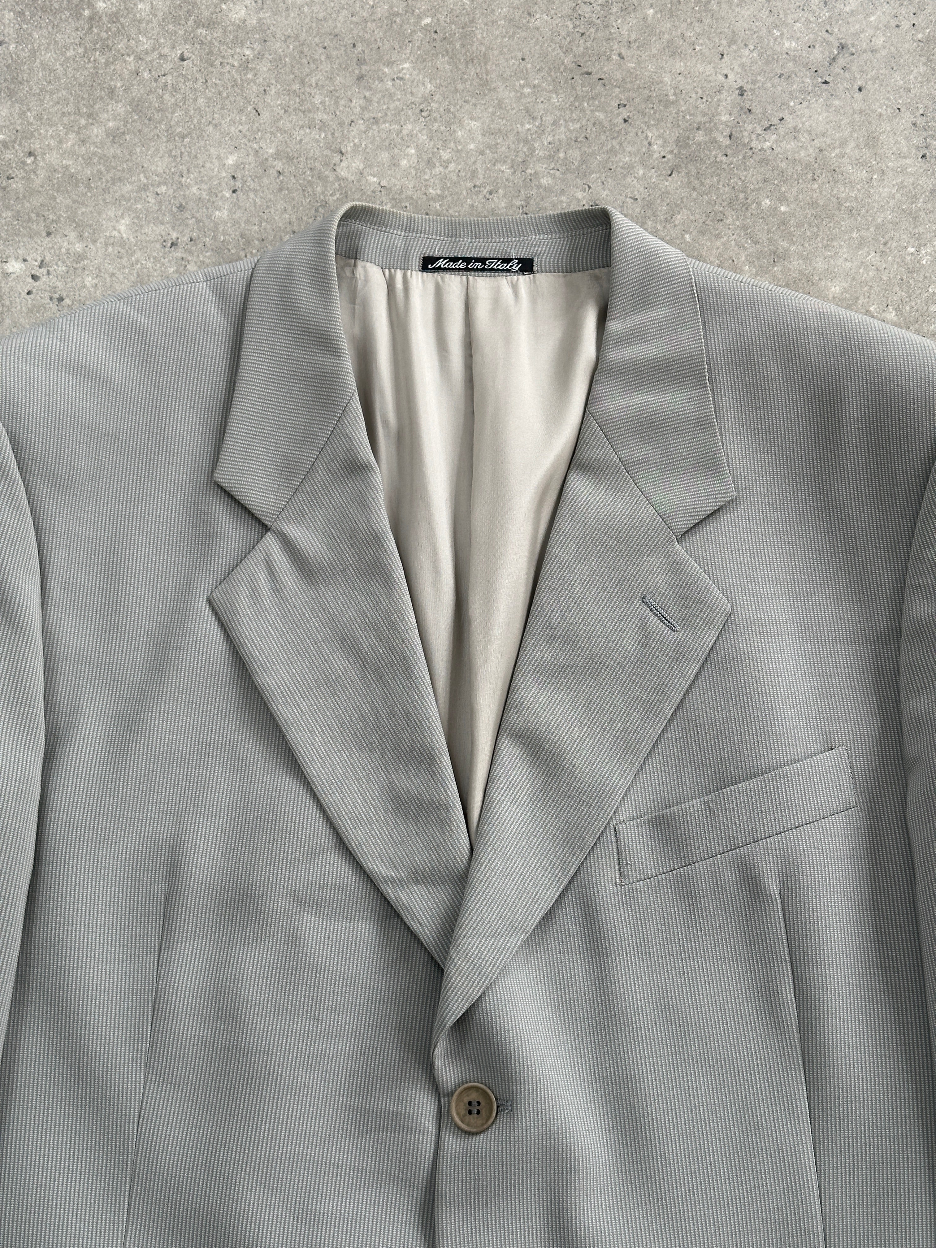 Giorgio Armani Le Collezioni 1990s wool single-breasted blazer in size 44R/XL, shown in a classic tailored fit with lapels.
