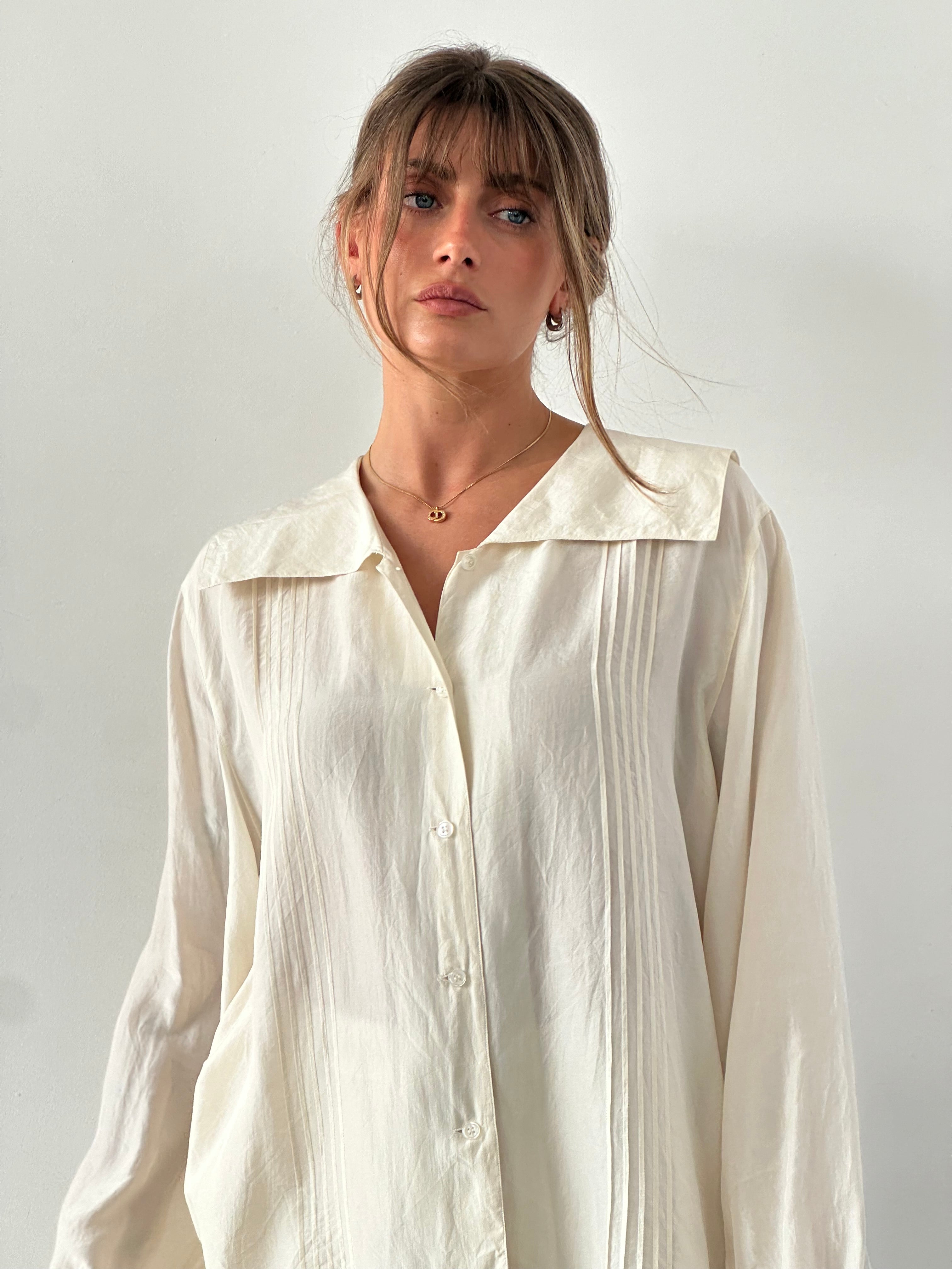 Vintage pure silk oversized collar shirt in L/XL, featuring a classic design with a smooth, luxurious silk fabric and stylish collar detail.