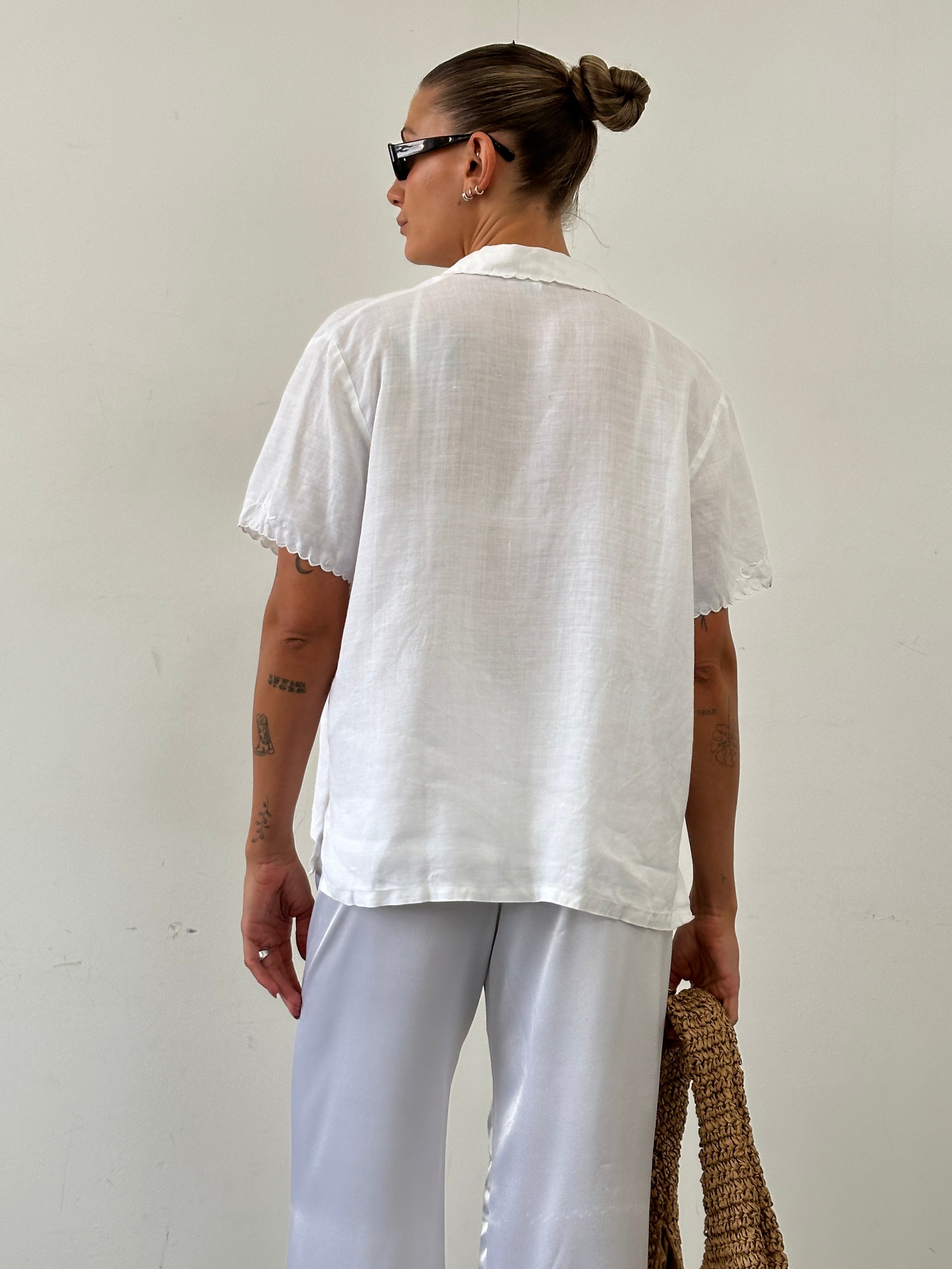 Vintage pure linen short sleeve shirt with embroidered scalloped edge, featuring a classic design and comfortable fit.