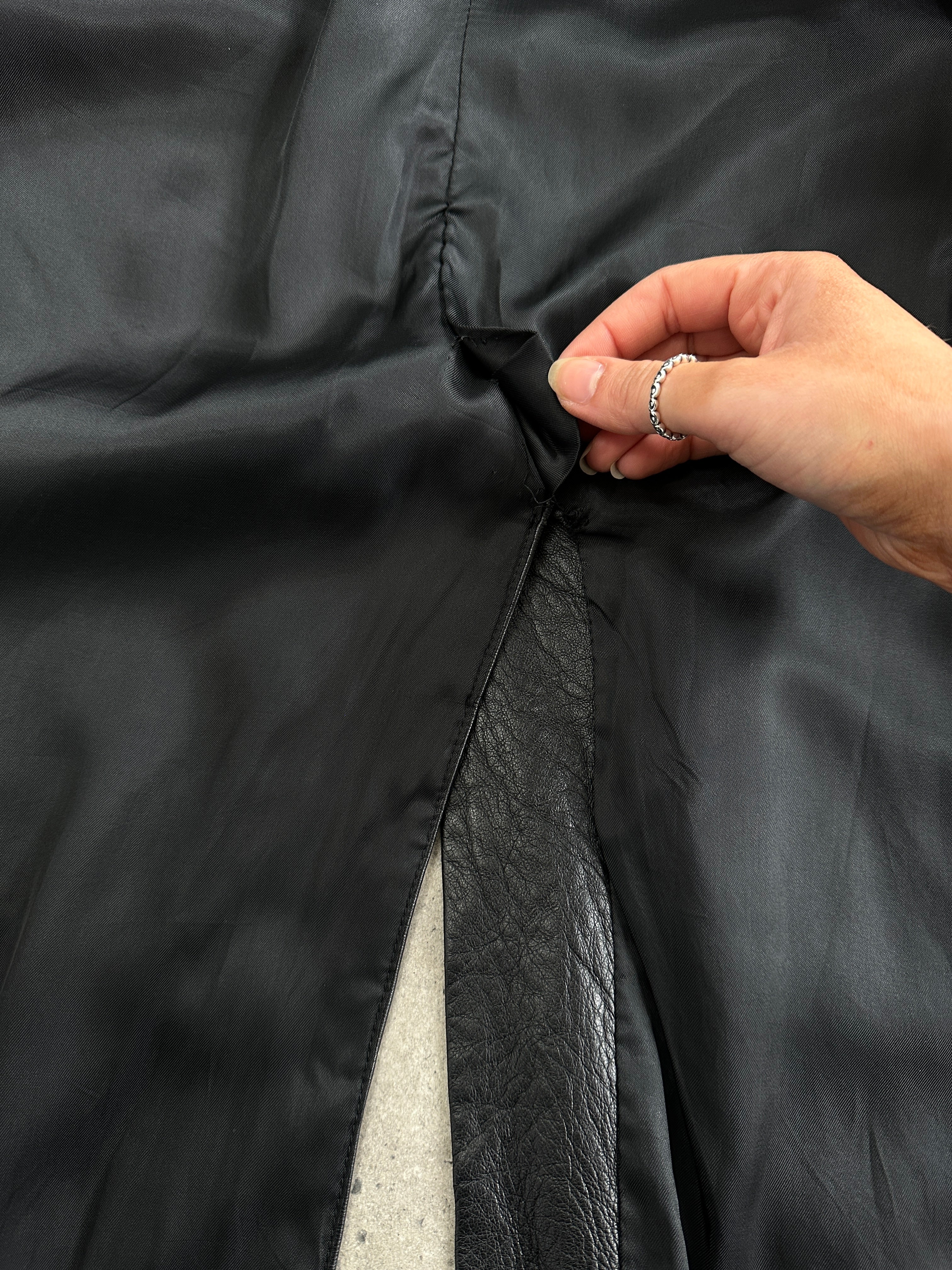 Vintage leather double-breasted belted trench coat in size M, showcasing classic design and textured leather material.