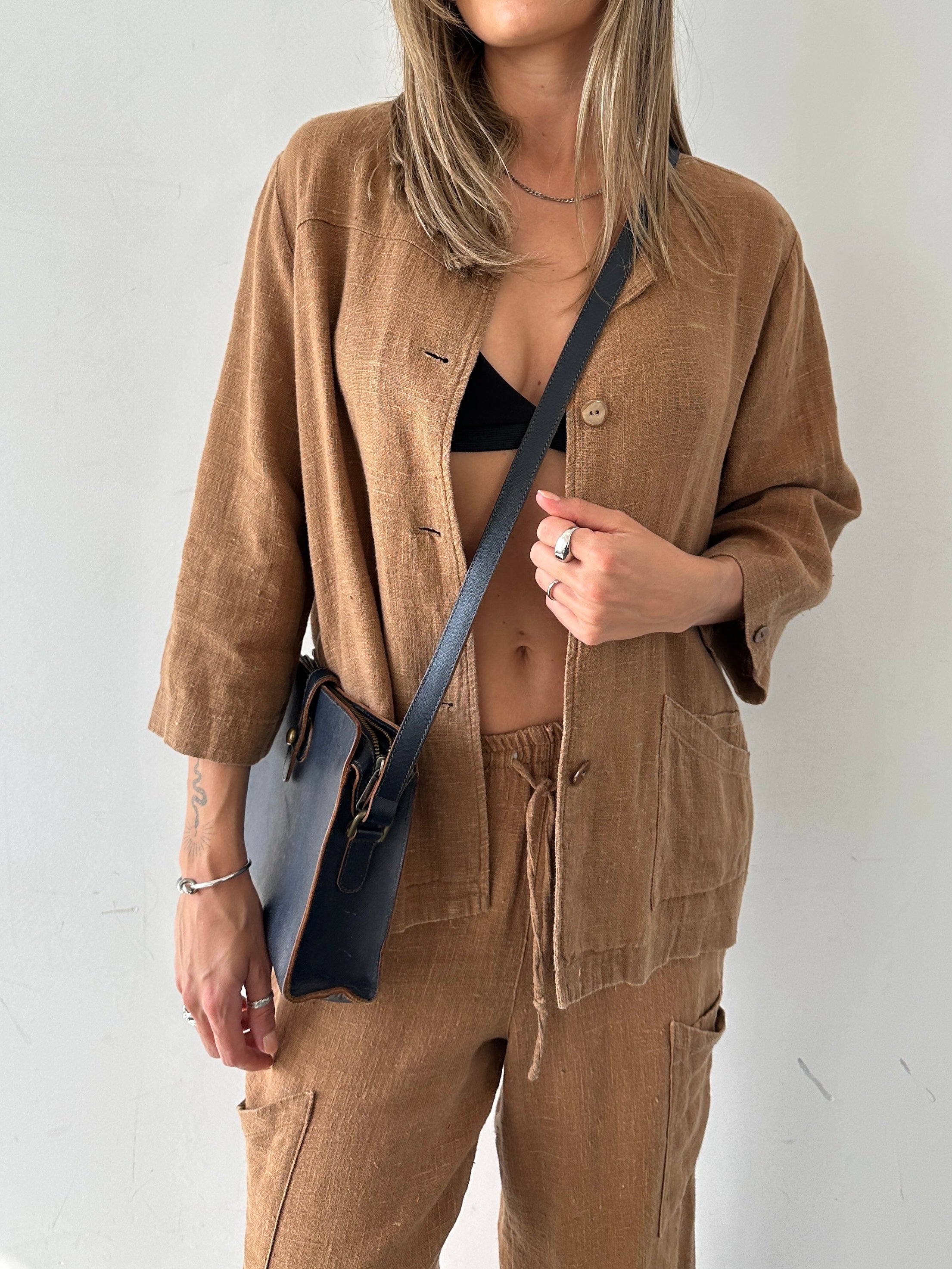 Vintage leather crossbody bag with adjustable strap and classic design, featuring a rich brown finish and detailed stitching.