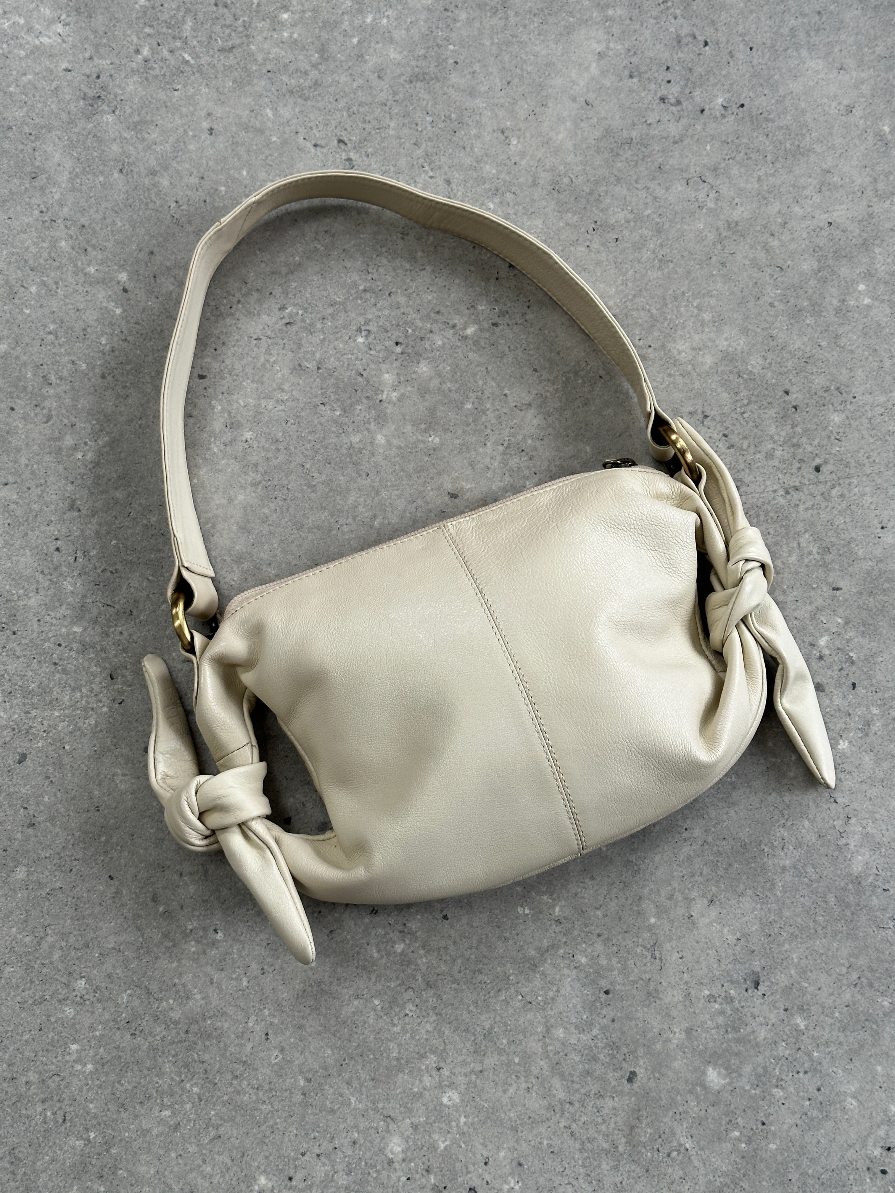 Vintage soft leather knot shoulder bag with adjustable strap and classic design, featuring a stylish vintage finish.