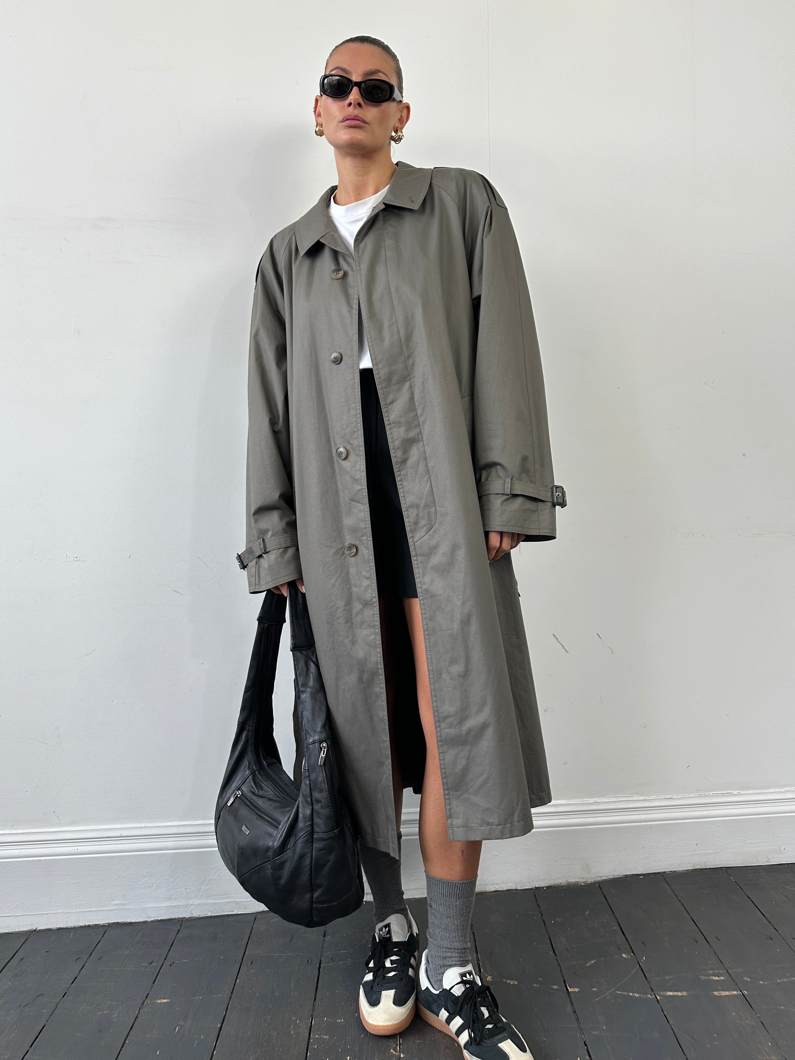 Vintage XL trench coat with concealed placket and belt, featuring classic design and timeless style.