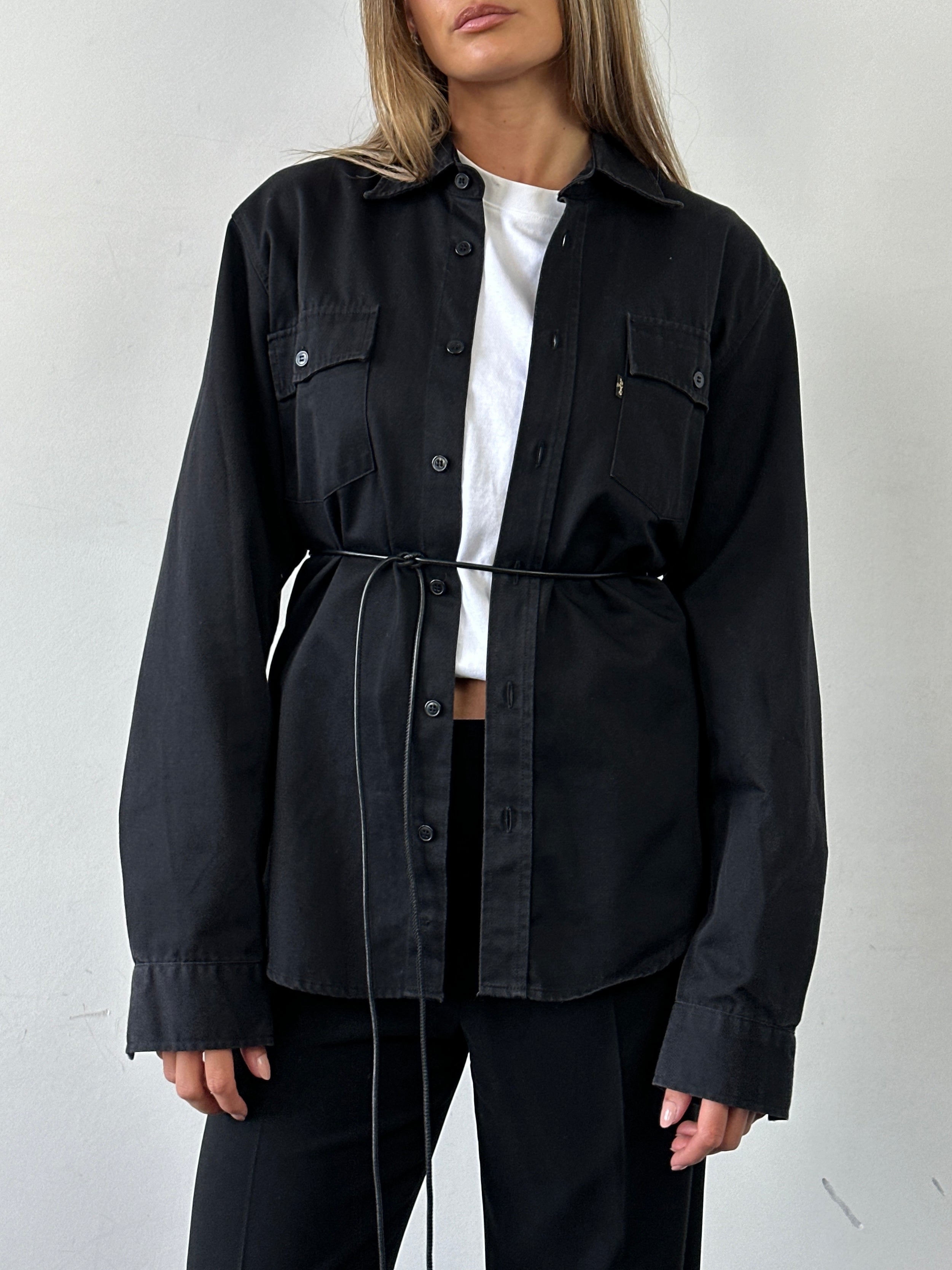 Levi’s cotton pocket shirt in size M, featuring a classic button-up design with chest pocket and casual style.
