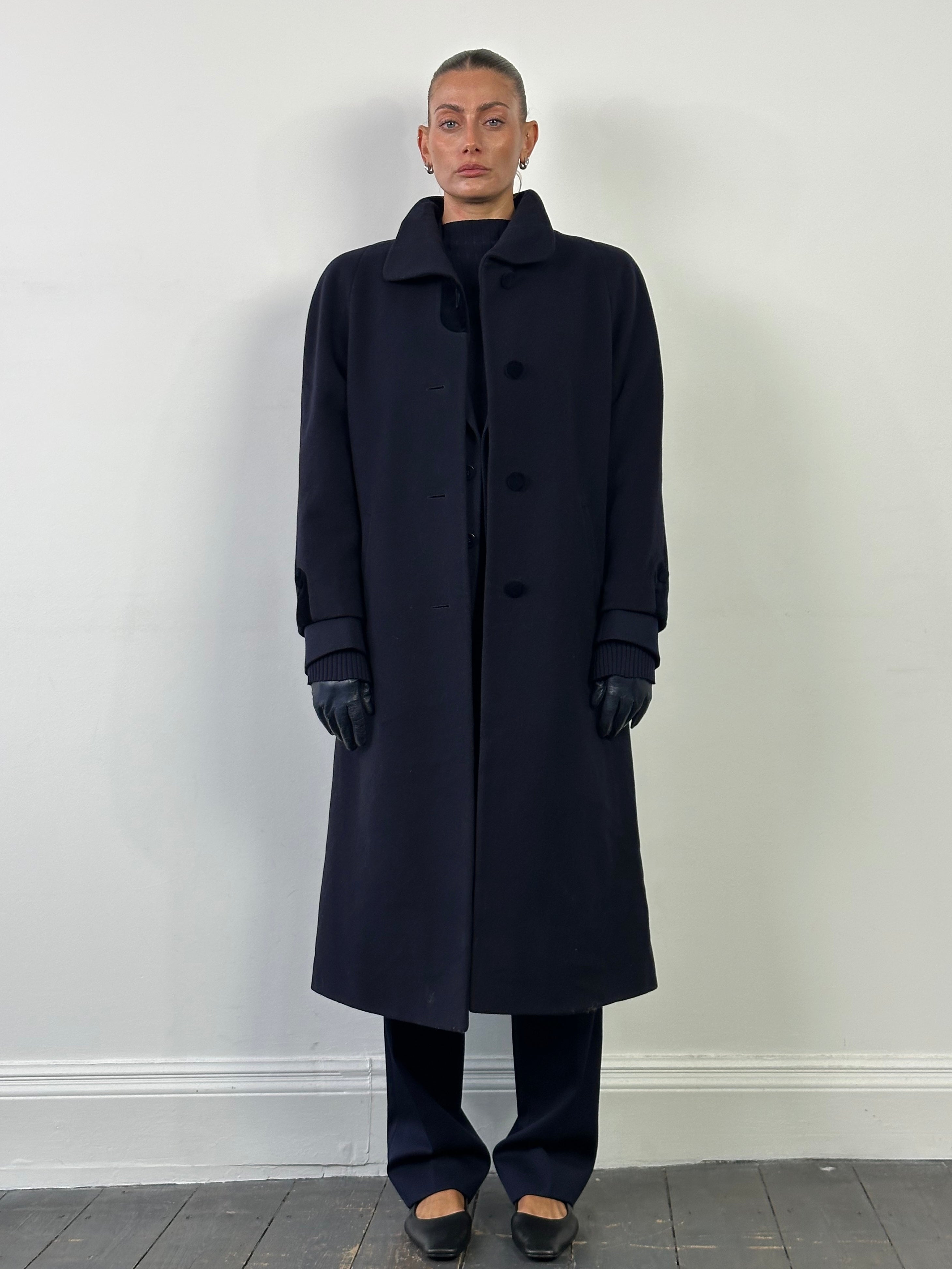 Vintage brand vintage mohair wool velvet single-breasted coat in size M/L, featuring a classic design and textured fabric.