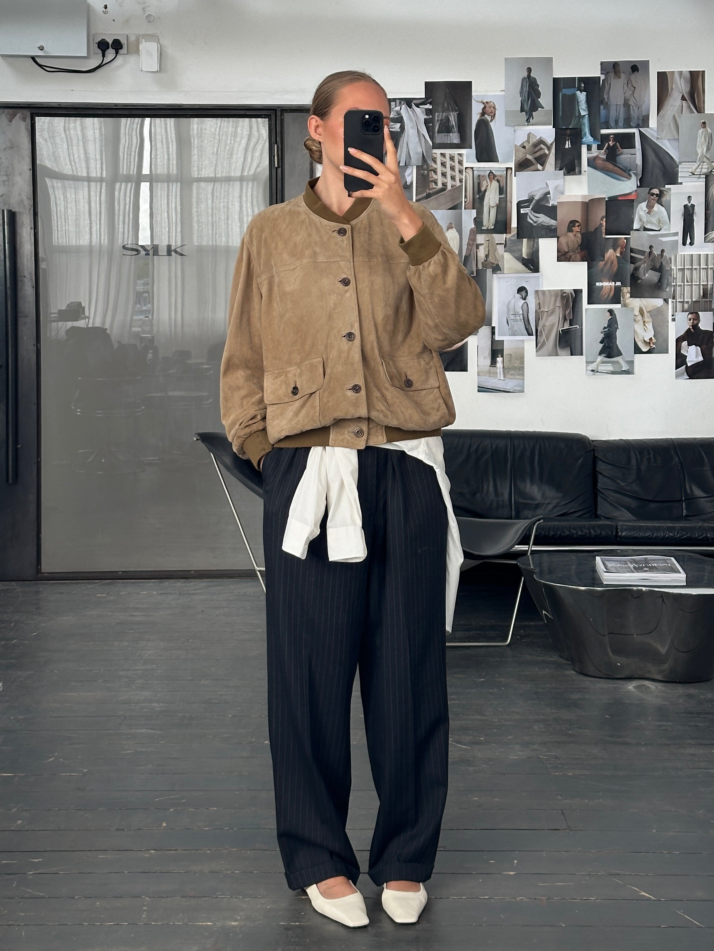 Vintage 1990s suede bomber jacket in size L, stylish leather jacket with classic design and vintage appeal.