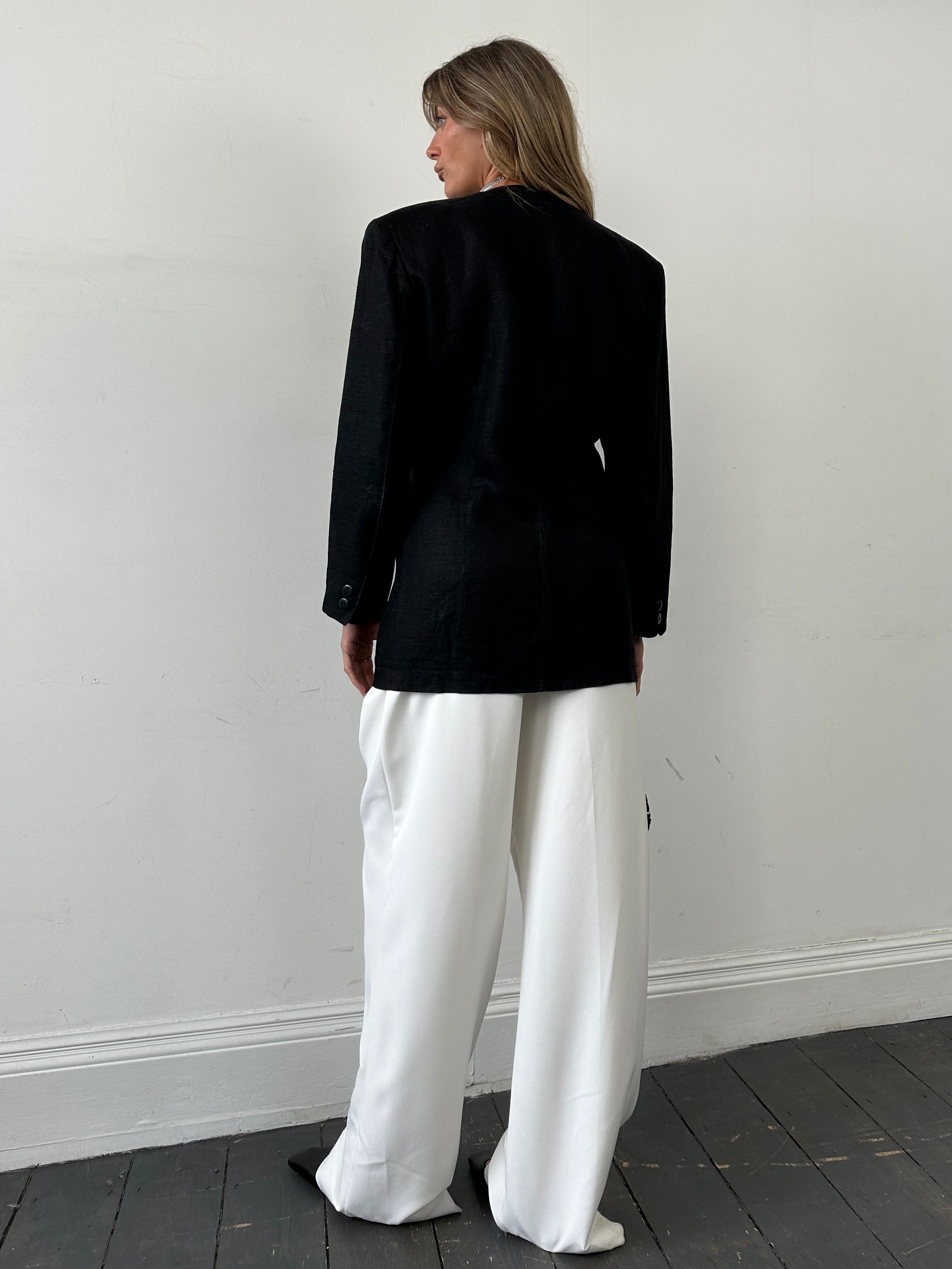 Italian vintage linen blazer in size S, single-breasted design with classic tailored fit, featuring natural linen fabric.