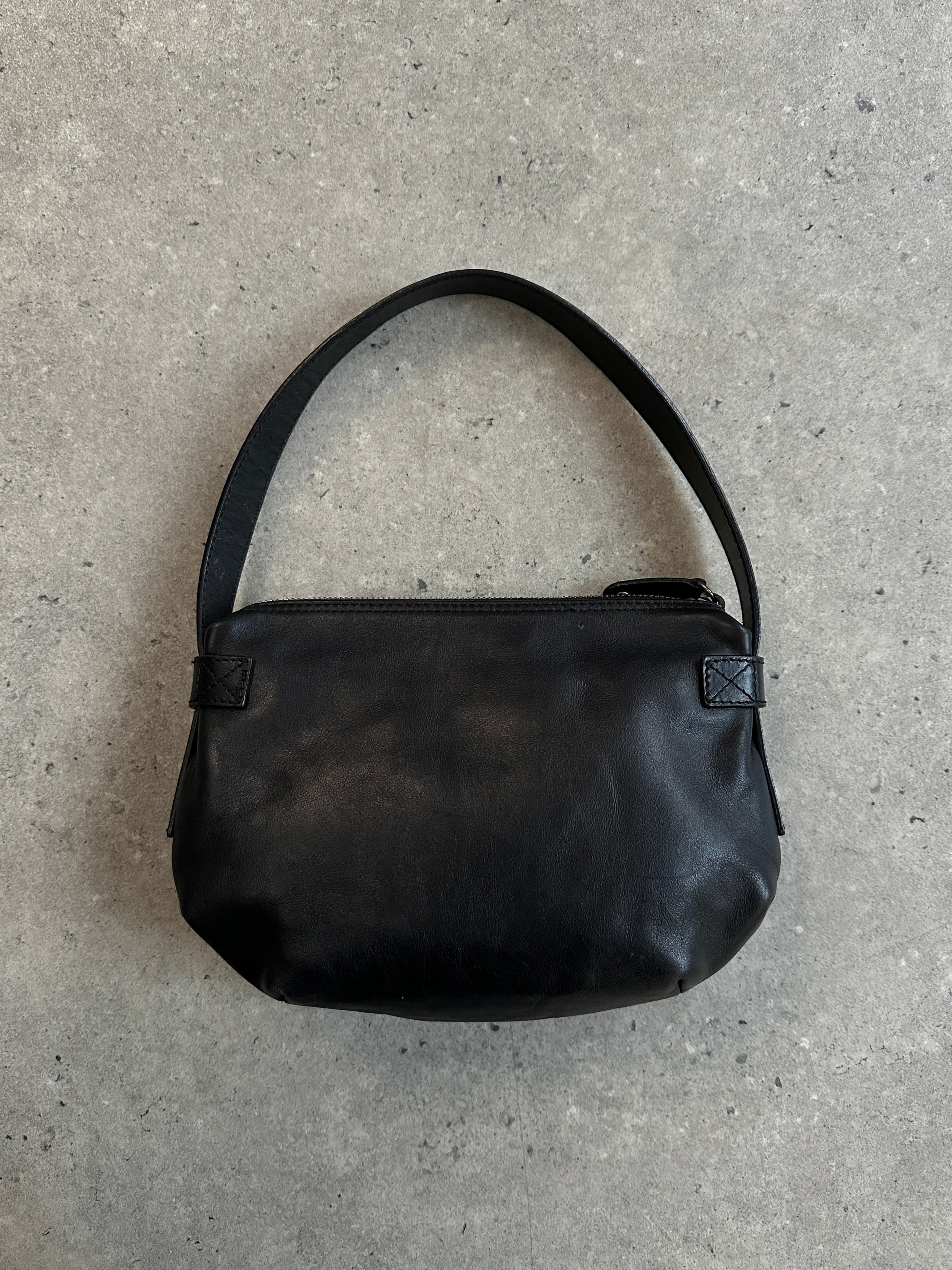 Emporio Armani 2000s leather shoulder bag with sleek design, featuring a smooth leather surface and elegant hardware details.
