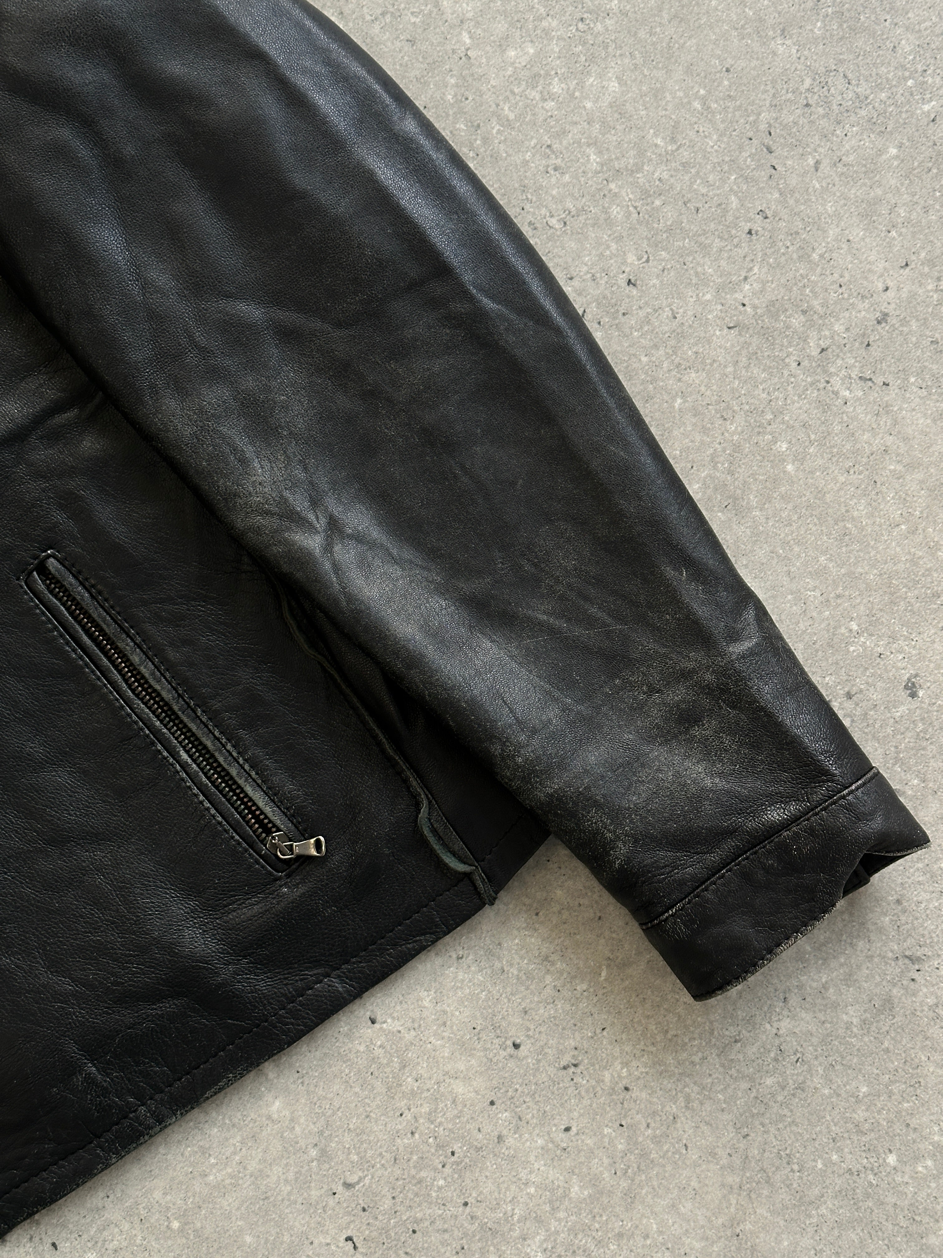 Vintage Italian double zip leather jacket in size M, featuring a classic vintage design and high-quality leather material.