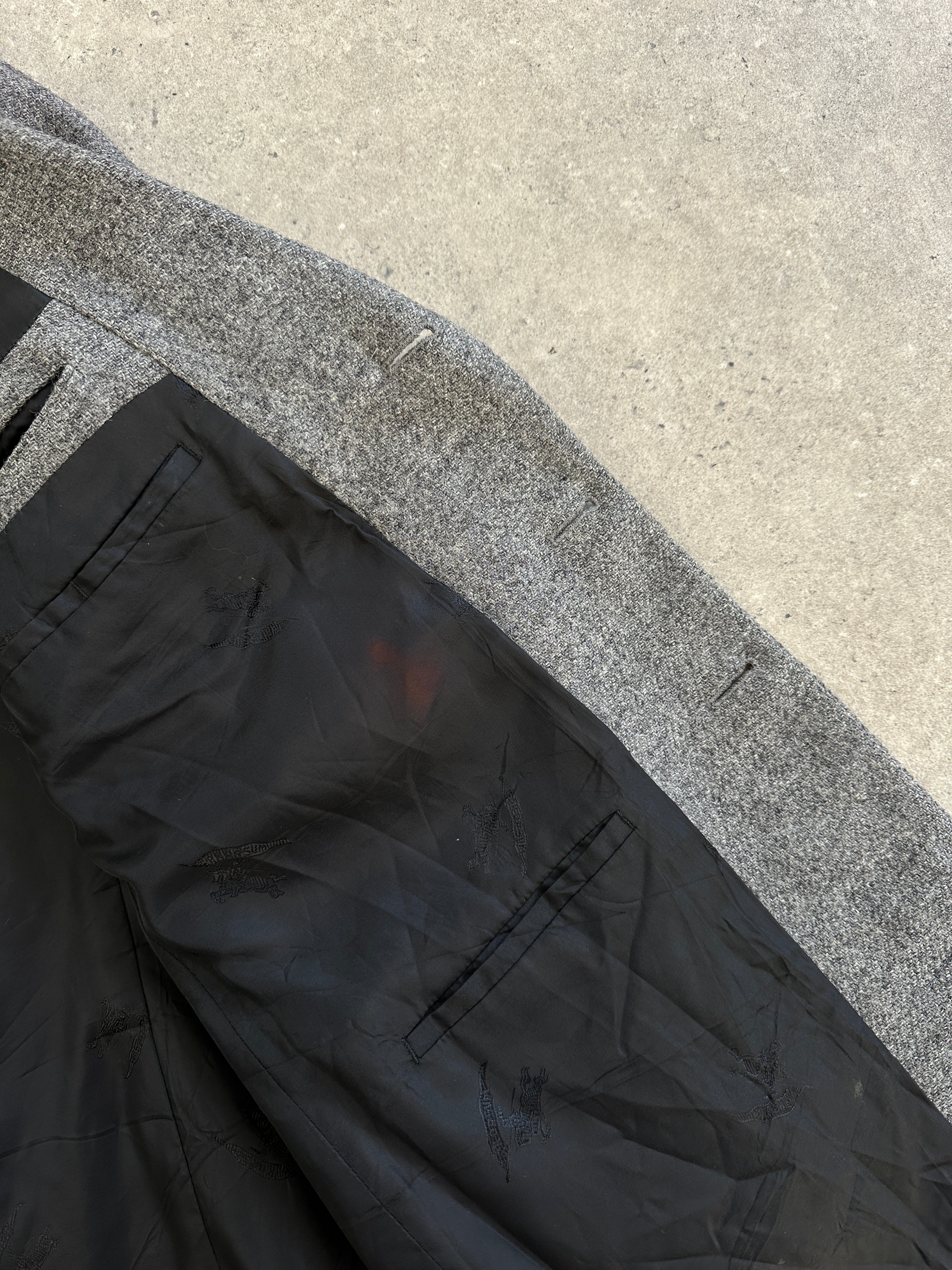 Burberry 1980s pure brushed wool single-breasted blazer in size 44R/XL, classic tailored design with a structured fit.