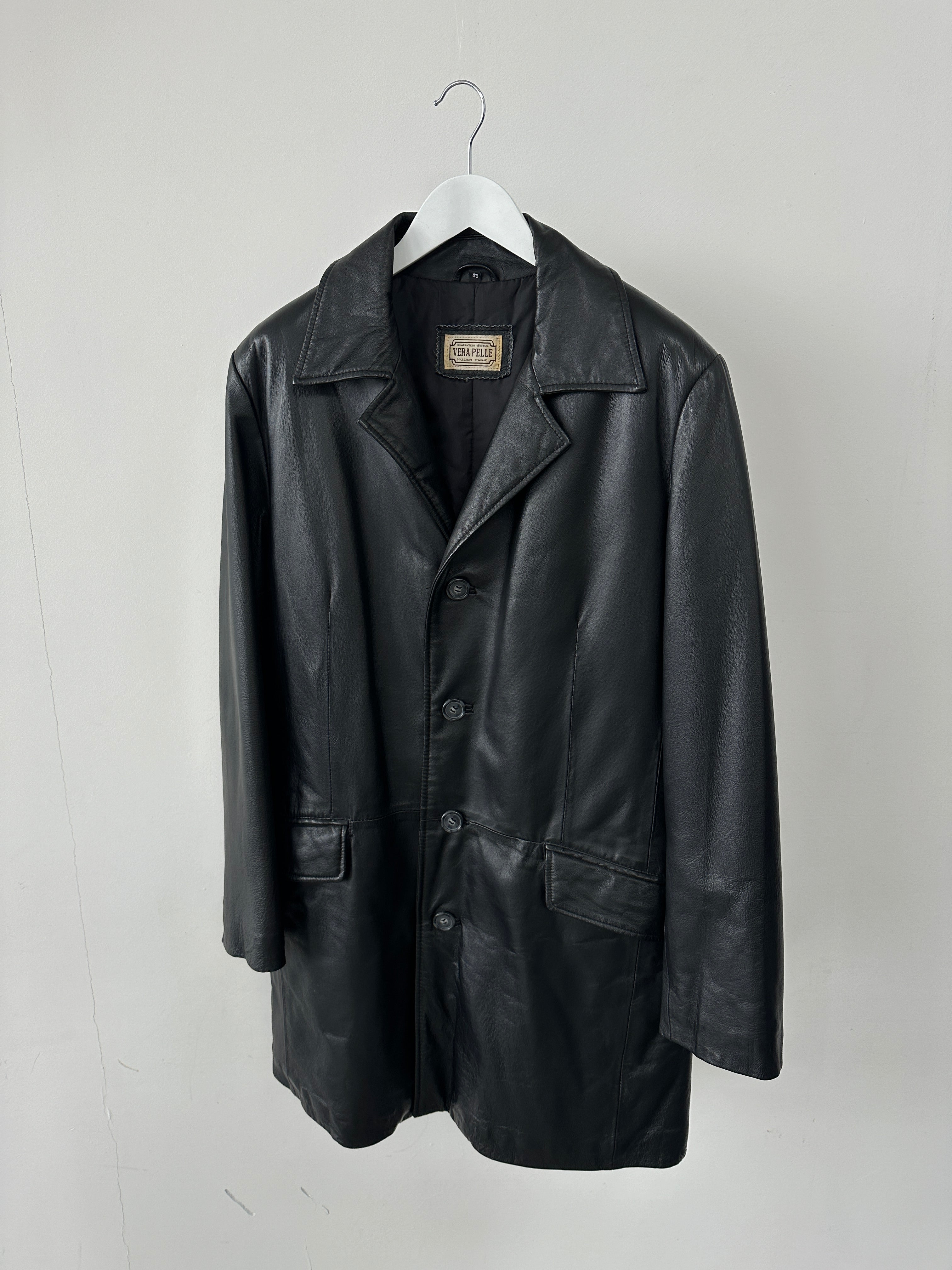 Vintage Italian vintage leather trench coat in size L/XL, stylish jacket with classic design and rich leather texture.