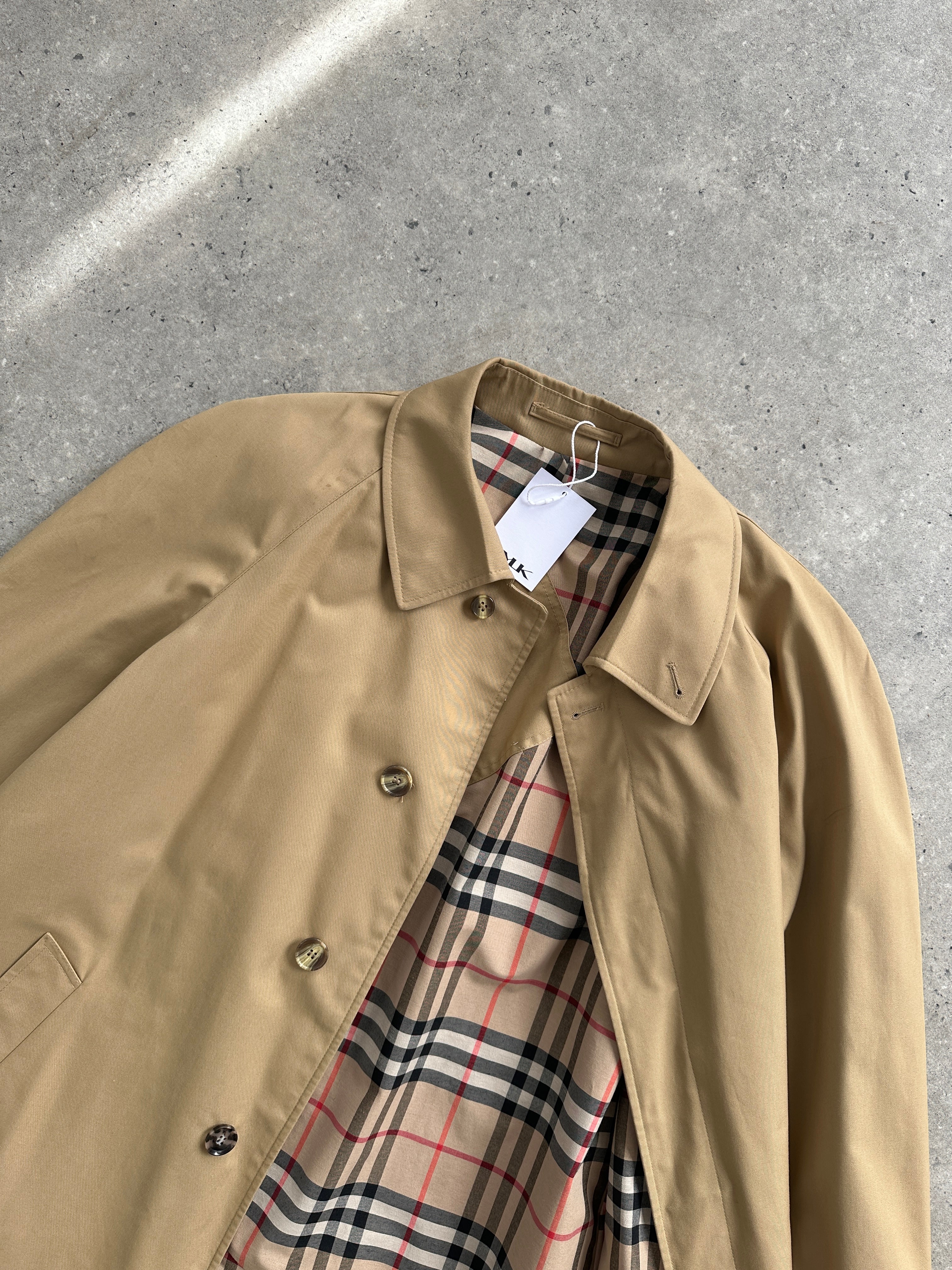 Vintage belted trench coat with concealed placket in XL size, featuring a classic design and timeless style.