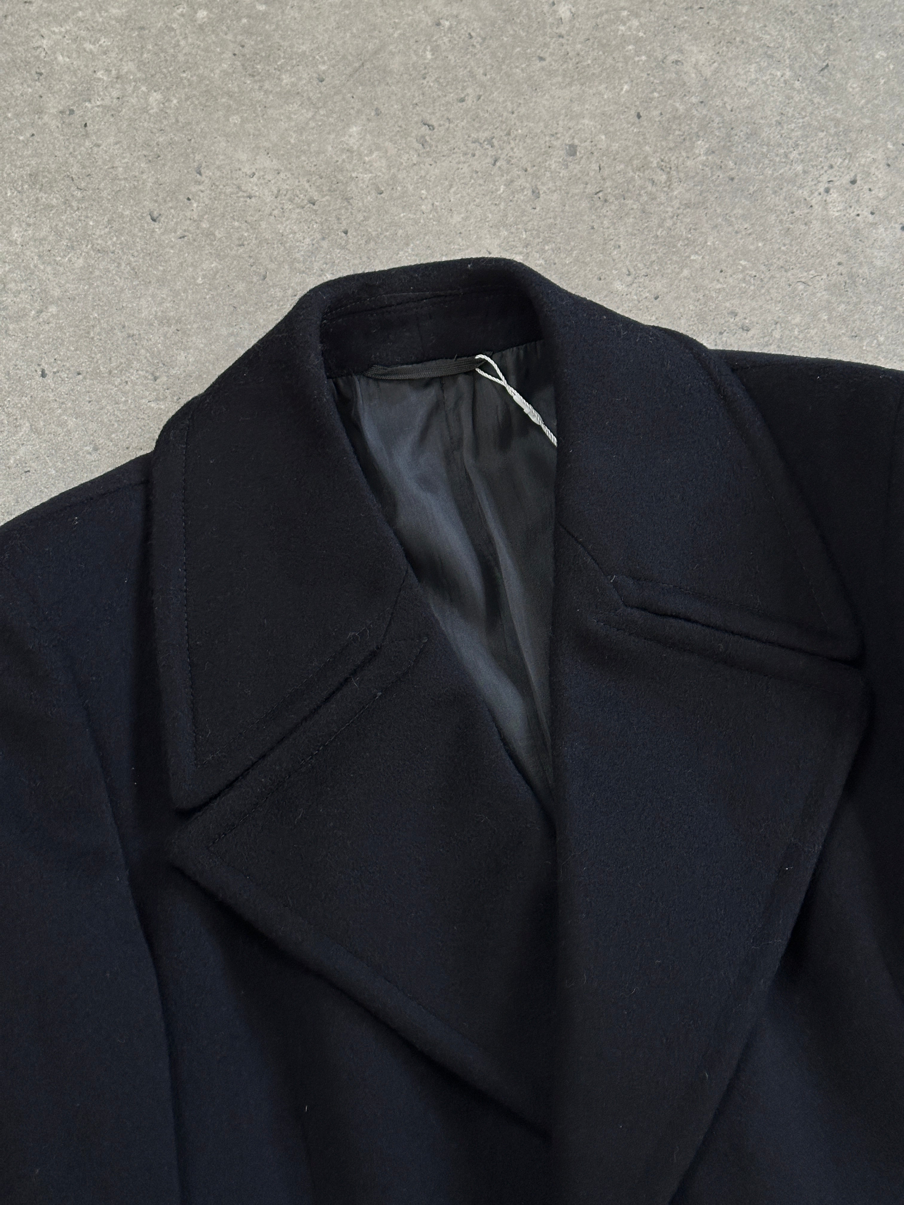 Vintage pure wool large lapel double-breasted coat in size M, stylish vintage coat with classic design and tailored fit.