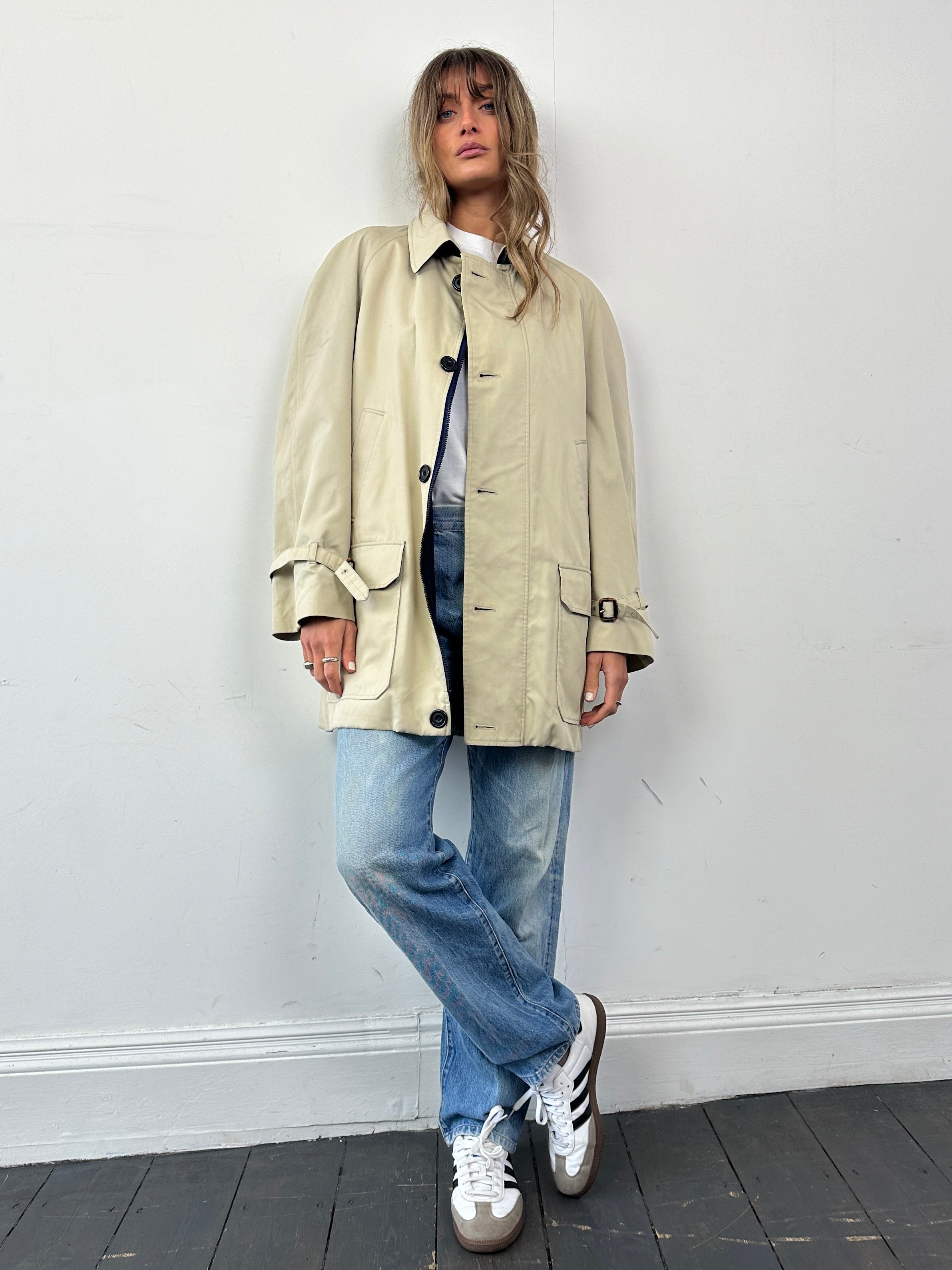 Aquascutum wool-lined mid-length coat in size XL, stylish and warm outerwear with a classic design and tailored fit.