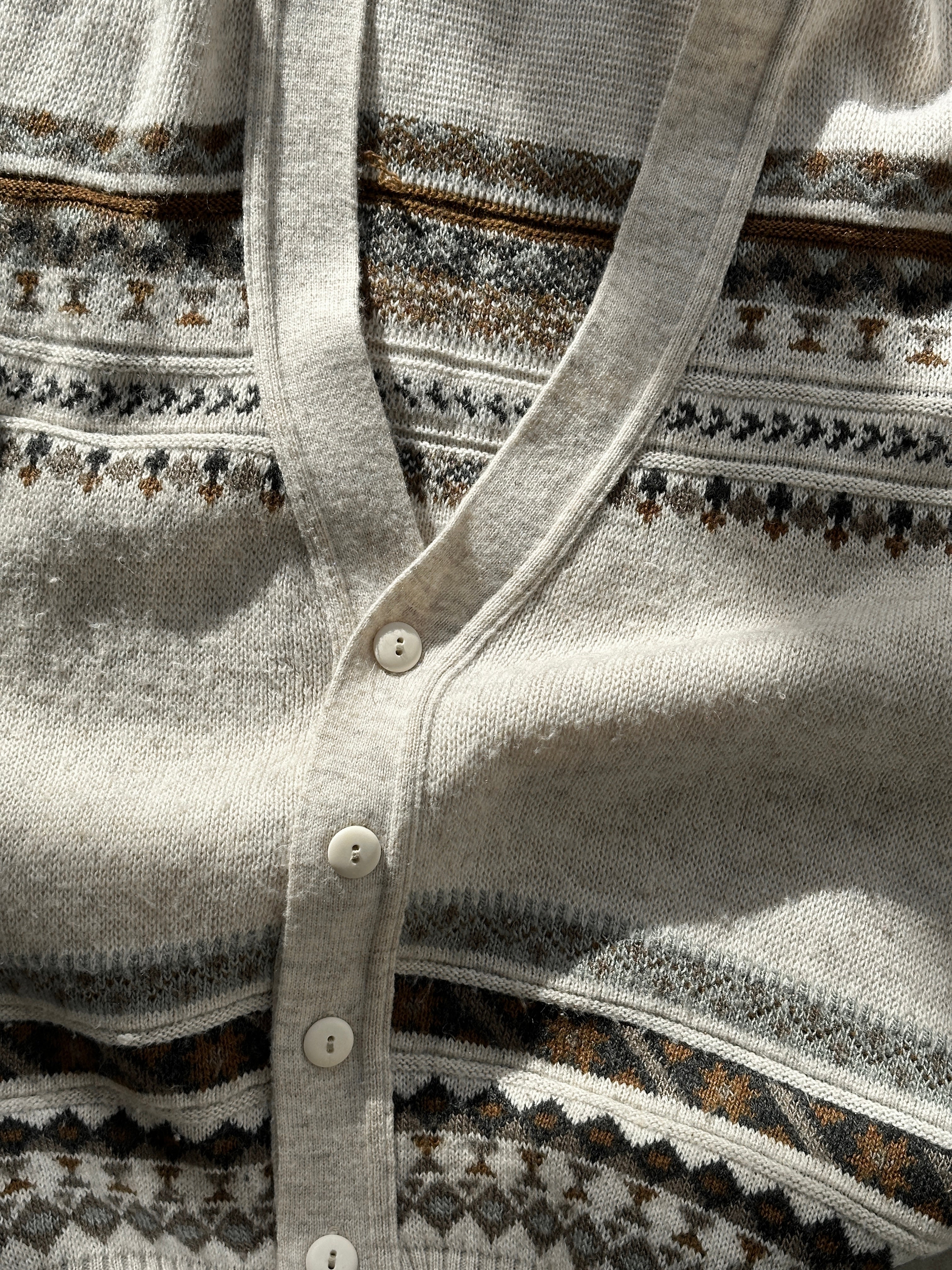 Vintage Italian vintage wool print cardigan in size M/L with colorful pattern and classic knit texture.