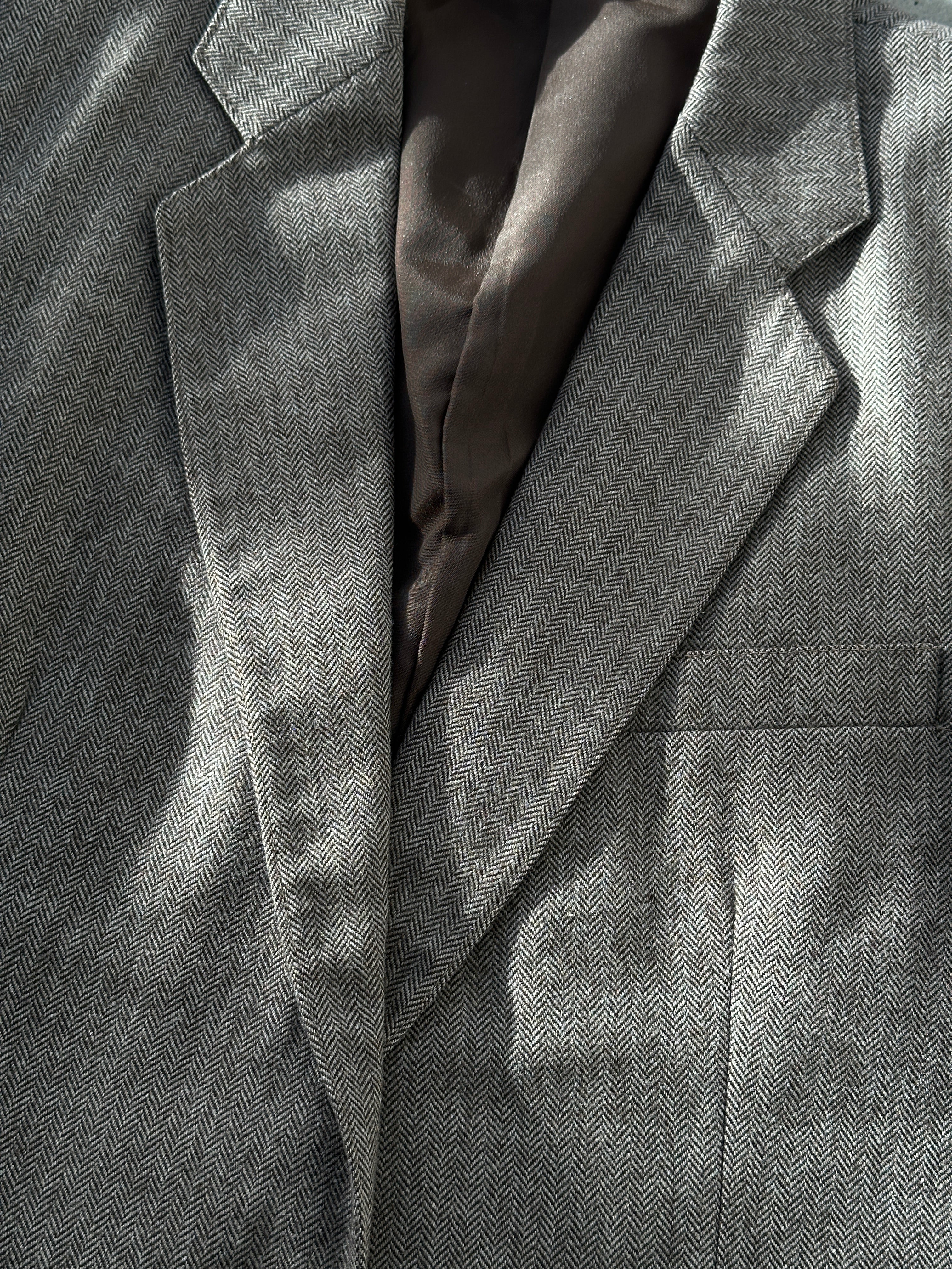 Vintage herringbone blazer in size 40/M, tailored fit with classic pattern, shown on a mannequin.