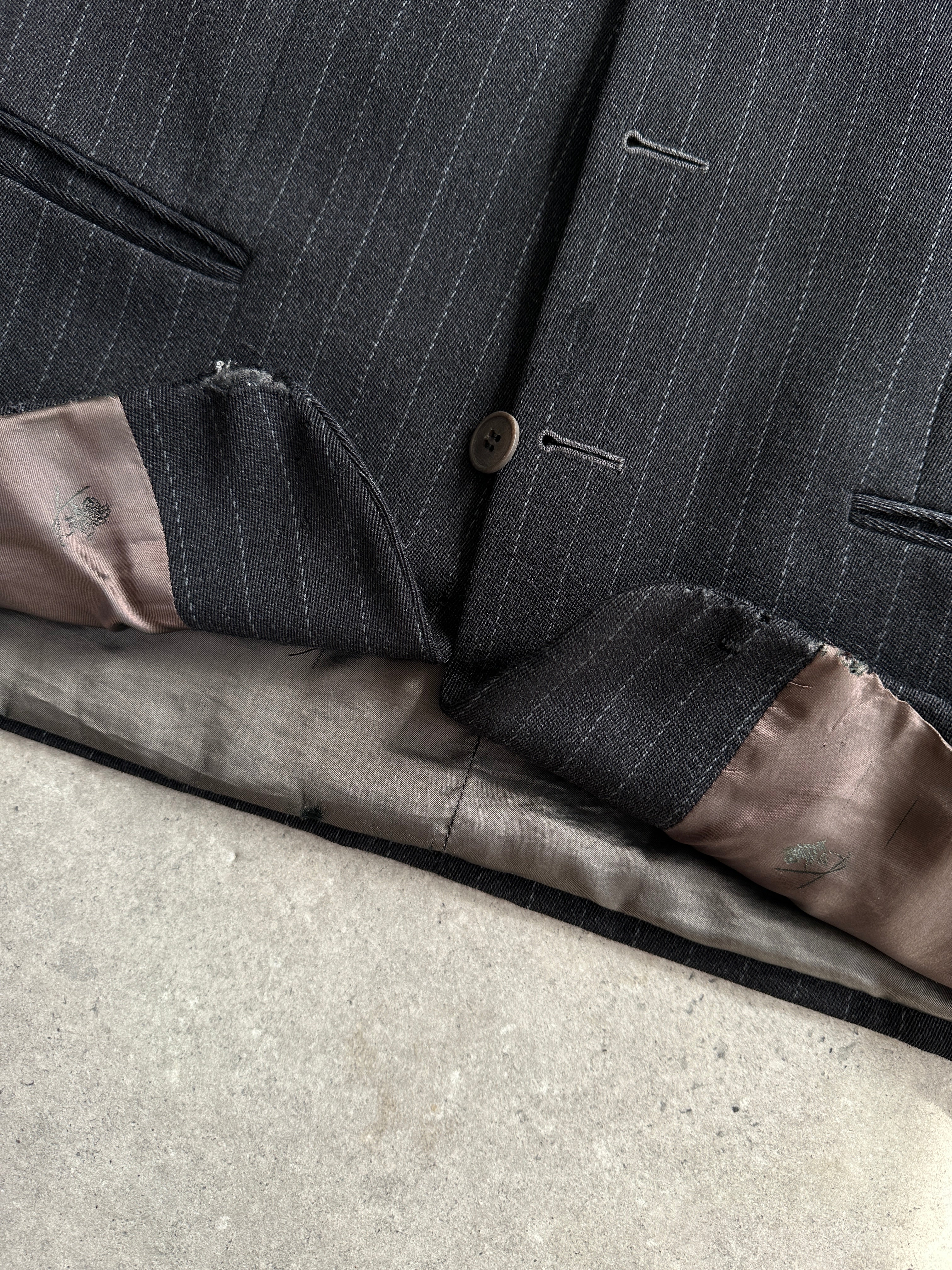Kenzo wool pinstripe single-breasted blazer in size 44R, tailored fit, with notch lapel and classic pinstripe pattern.