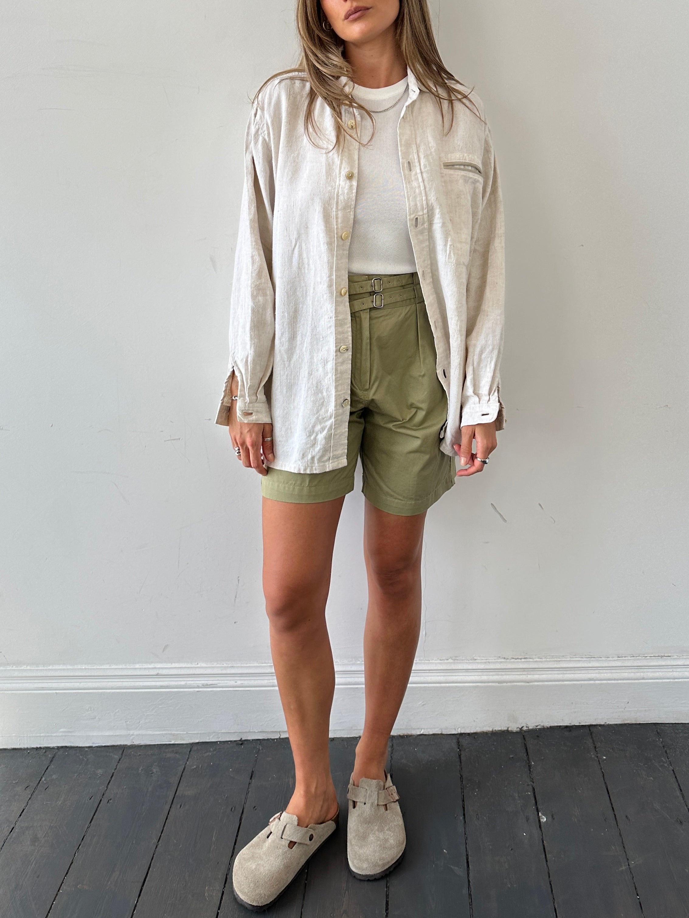 Vintage linen oversized shacket in size L, casual shirt with a relaxed fit and vintage-inspired design, displayed in the image.