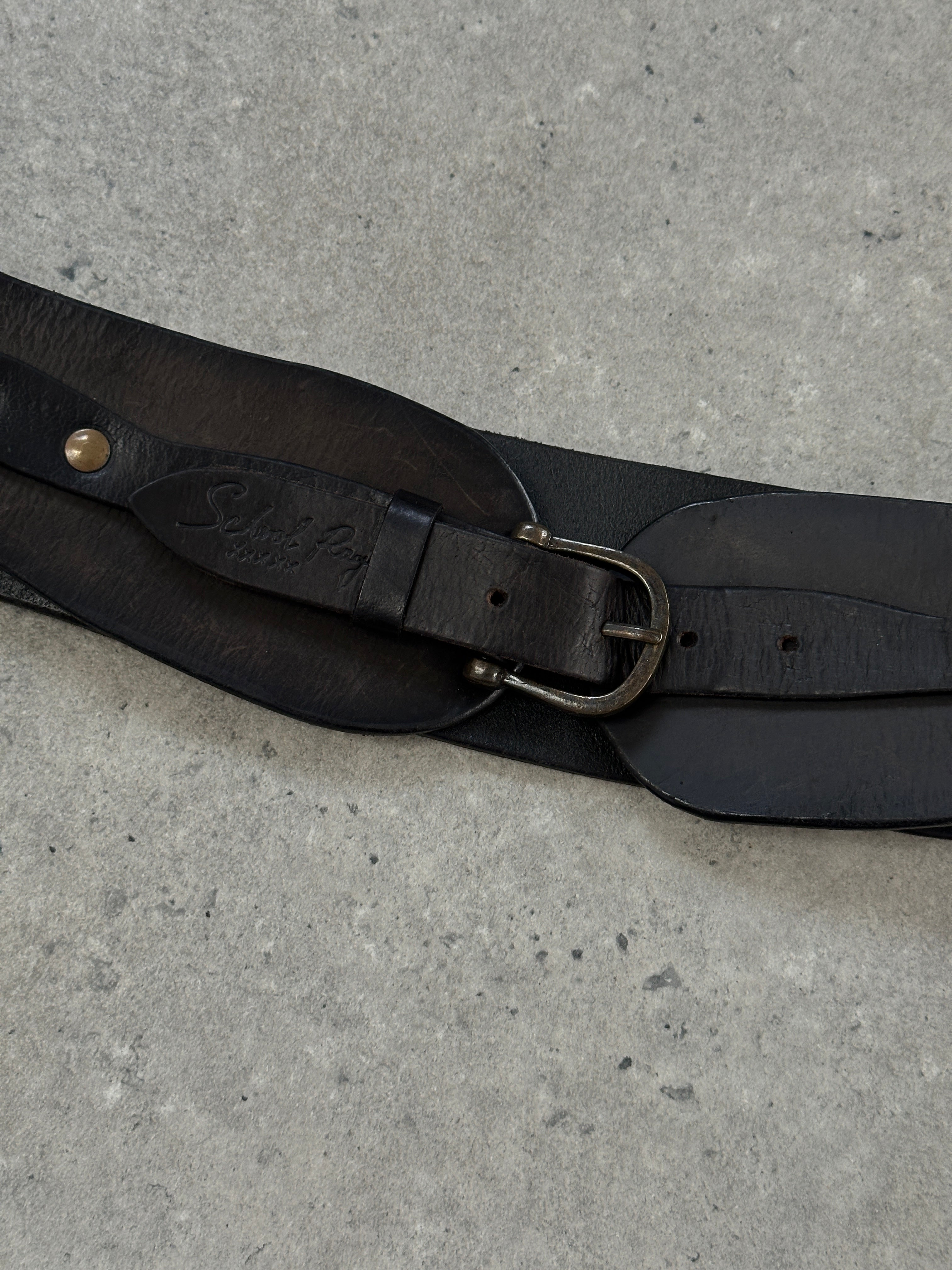 Vintage 1990s chunky leather belt with adjustable W29-33, featuring a rugged brown finish and classic buckle design.