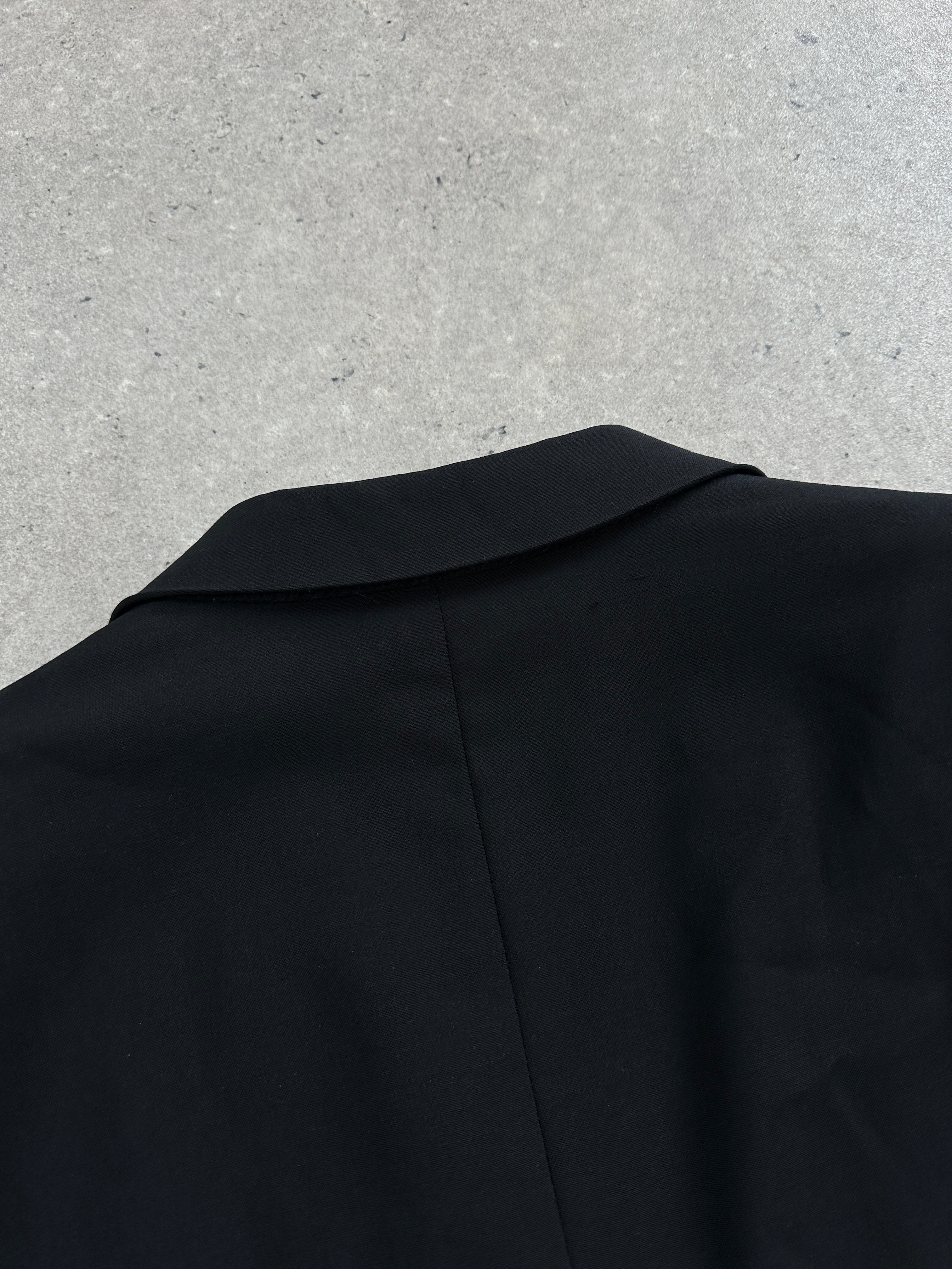Giorgio Armani Le Collezioni 1990s wool single-breasted blazer in size 40R/M, shown in a classic tailored fit with lapel collar