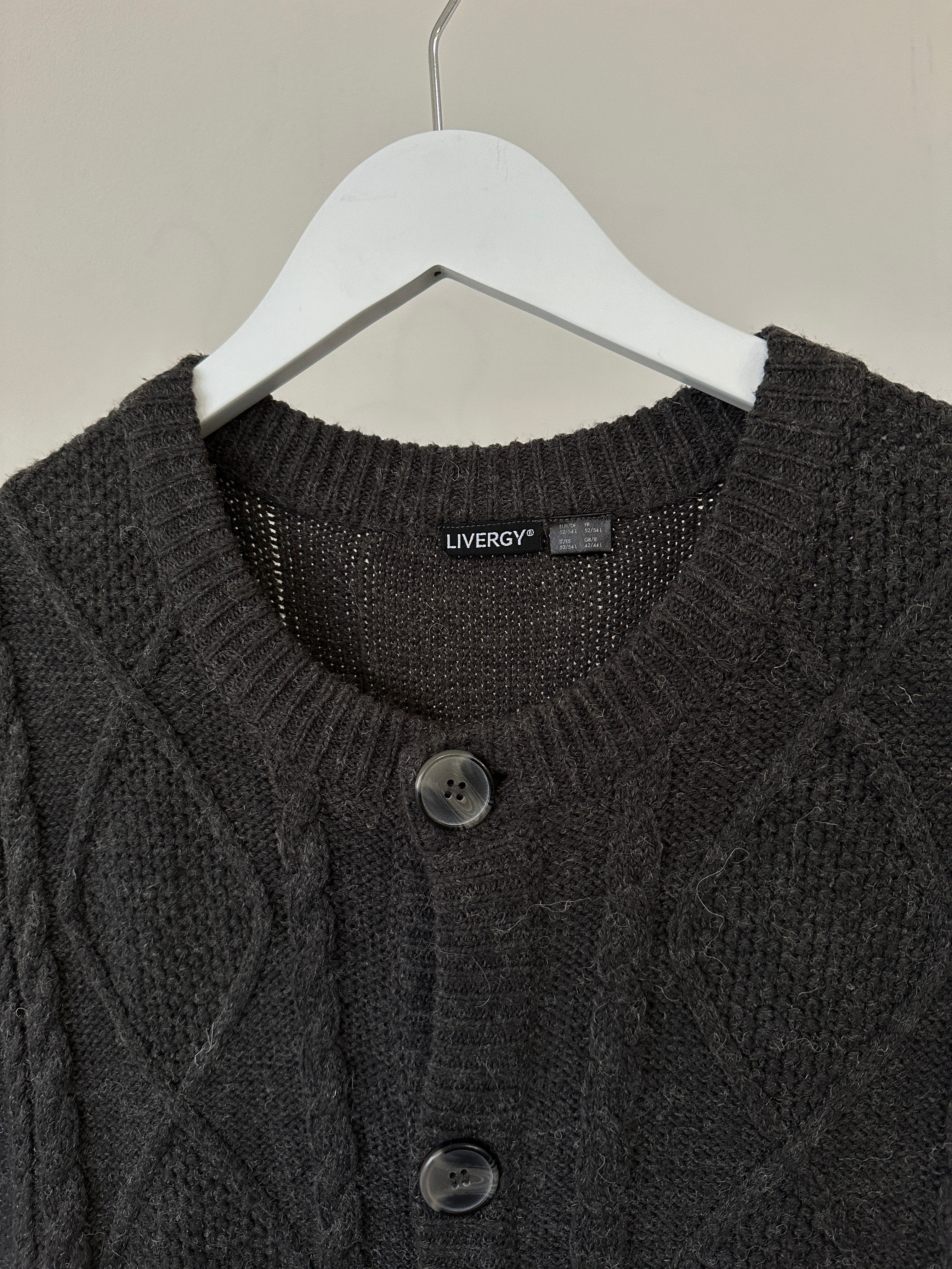 Vintage cable knit sleeveless cardigan in size L/XL, featuring a classic textured design and button closure.