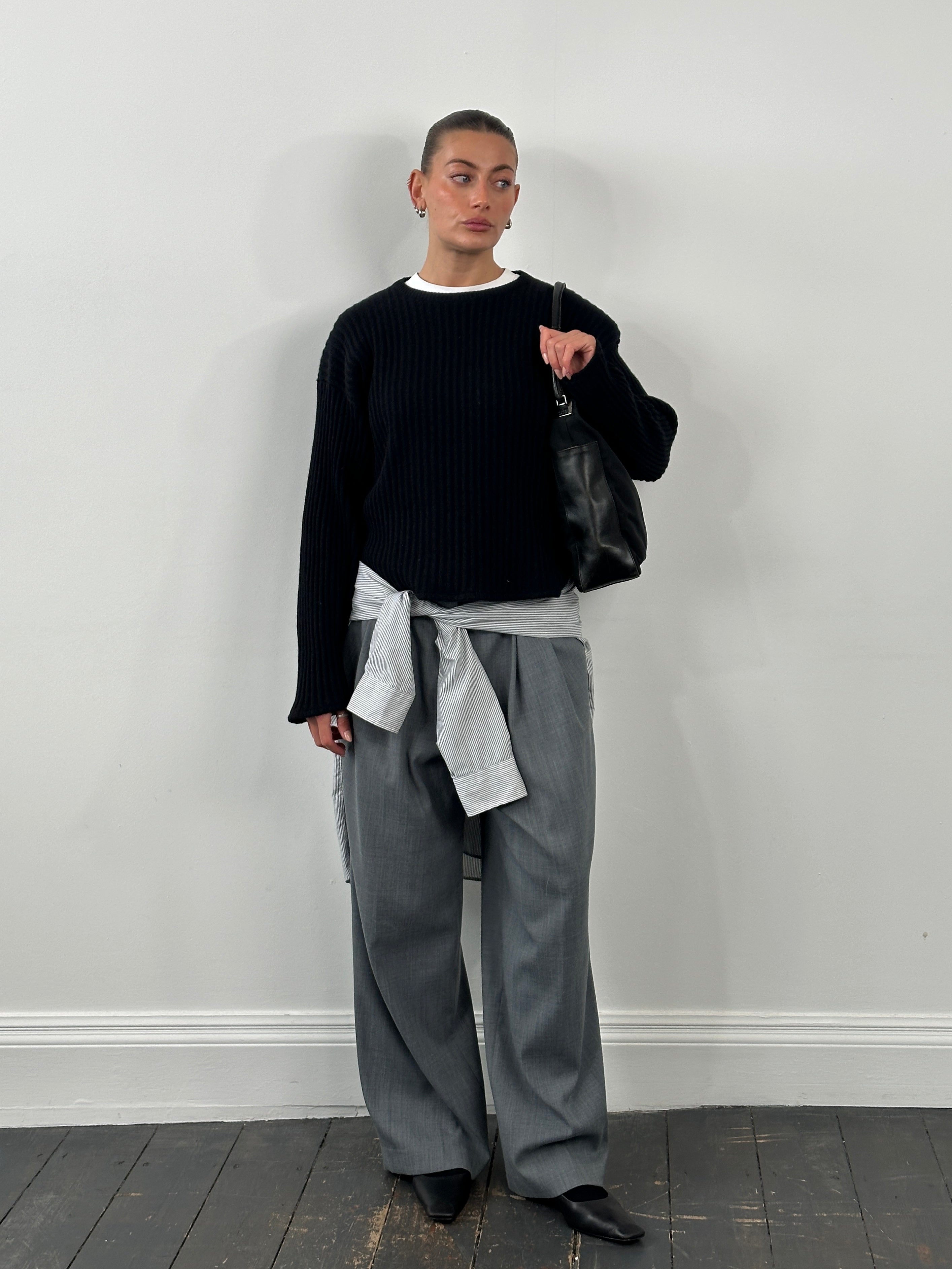 Vintage Italian pure cashmere cropped ribbed jumper in size L, featuring a soft, textured knit and classic ribbed design.