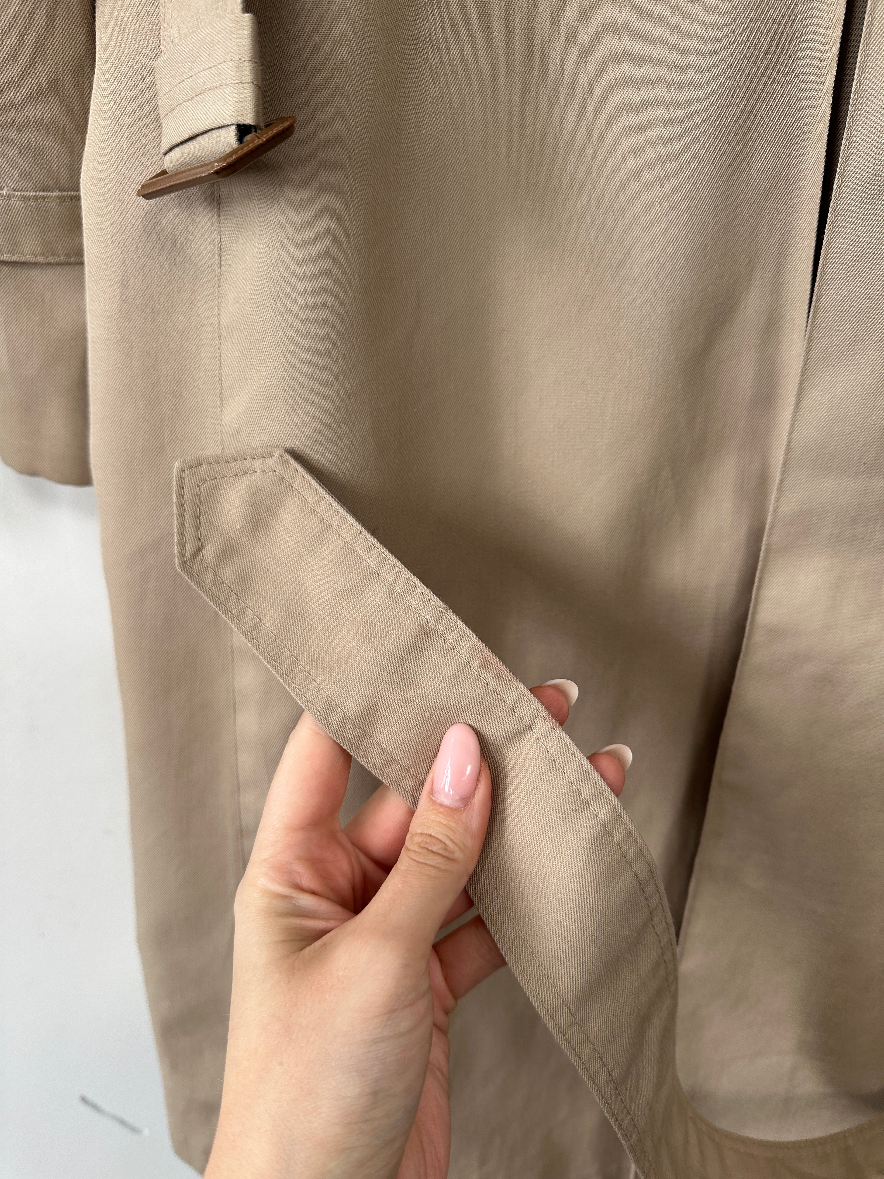 Christian Dior Monsieur double-breasted belted trench coat in size L/XL, stylish beige coat with classic design and button details.