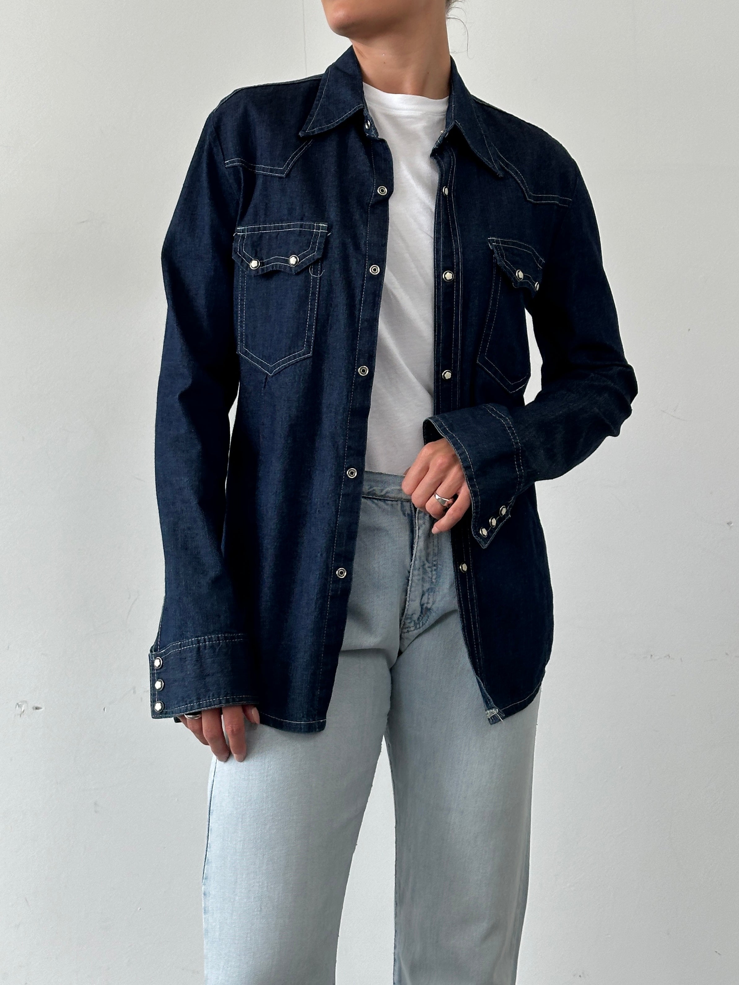 Vintage Italian vintage pure cotton denim contrast stitch dagger collar shirt, size M, featuring classic denim fabric and detailed stitching.