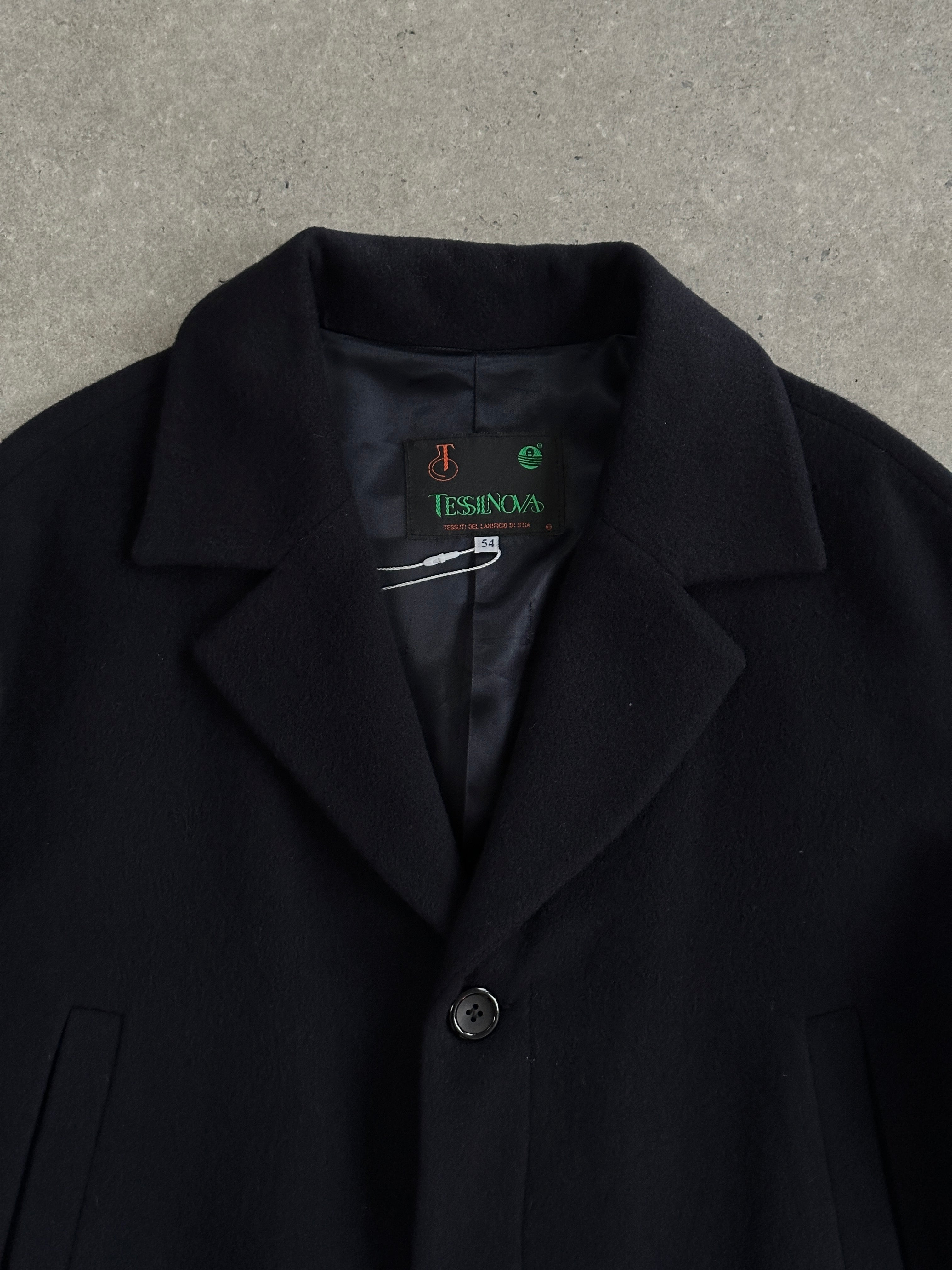 Vintage 1990s wool single-breasted coat in XL/XXL, classic vintage style, featuring a tailored fit and button closure.