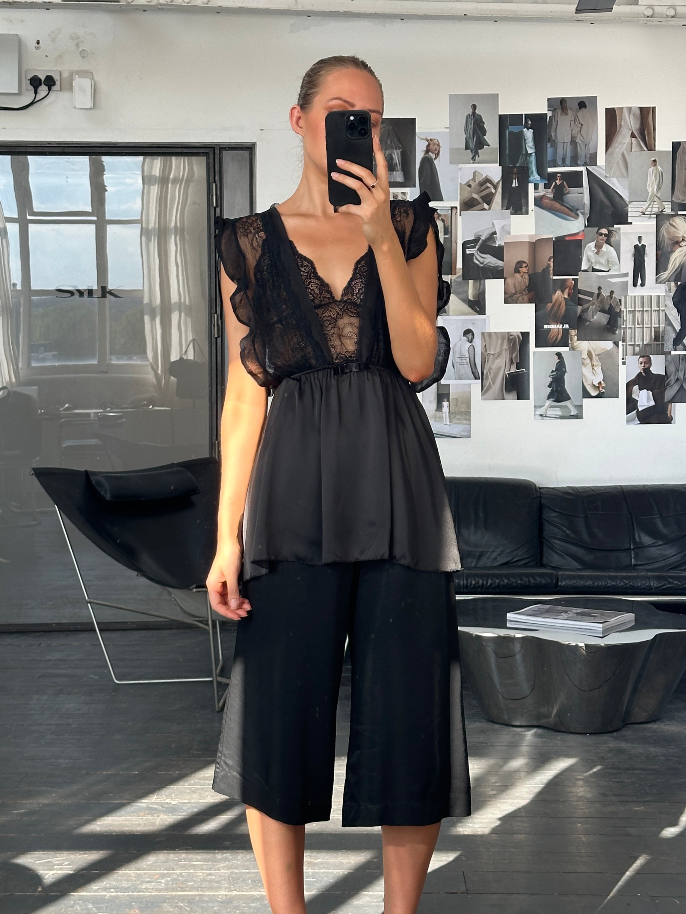 Vintage 1990s wide leg pleated culottes shorts in W24, showcasing high-waisted design and classic retro style.