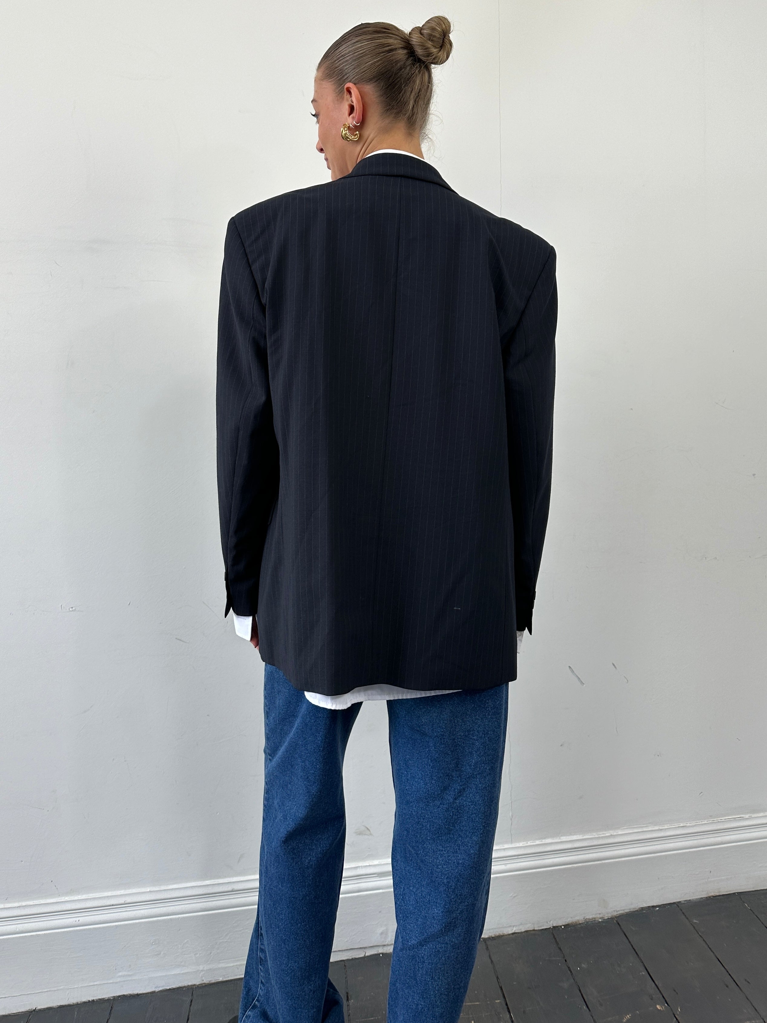 Vintage pinstripe wool single-breasted blazer in size 44S/XL, showcasing classic tailored fit and vintage style.