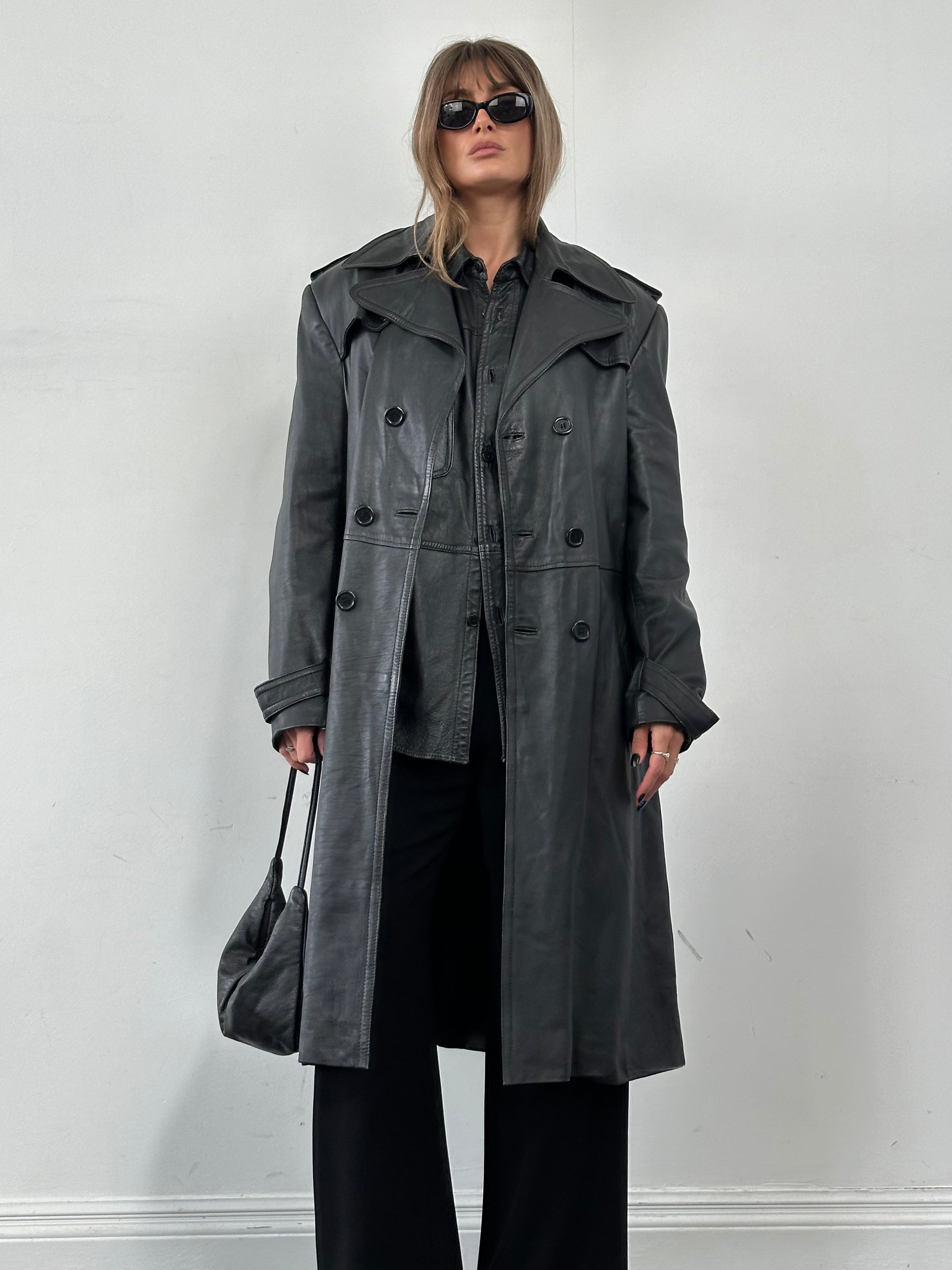 Vintage leather trench coat with extreme collar, L/XL size, featuring classic design and rich leather texture.