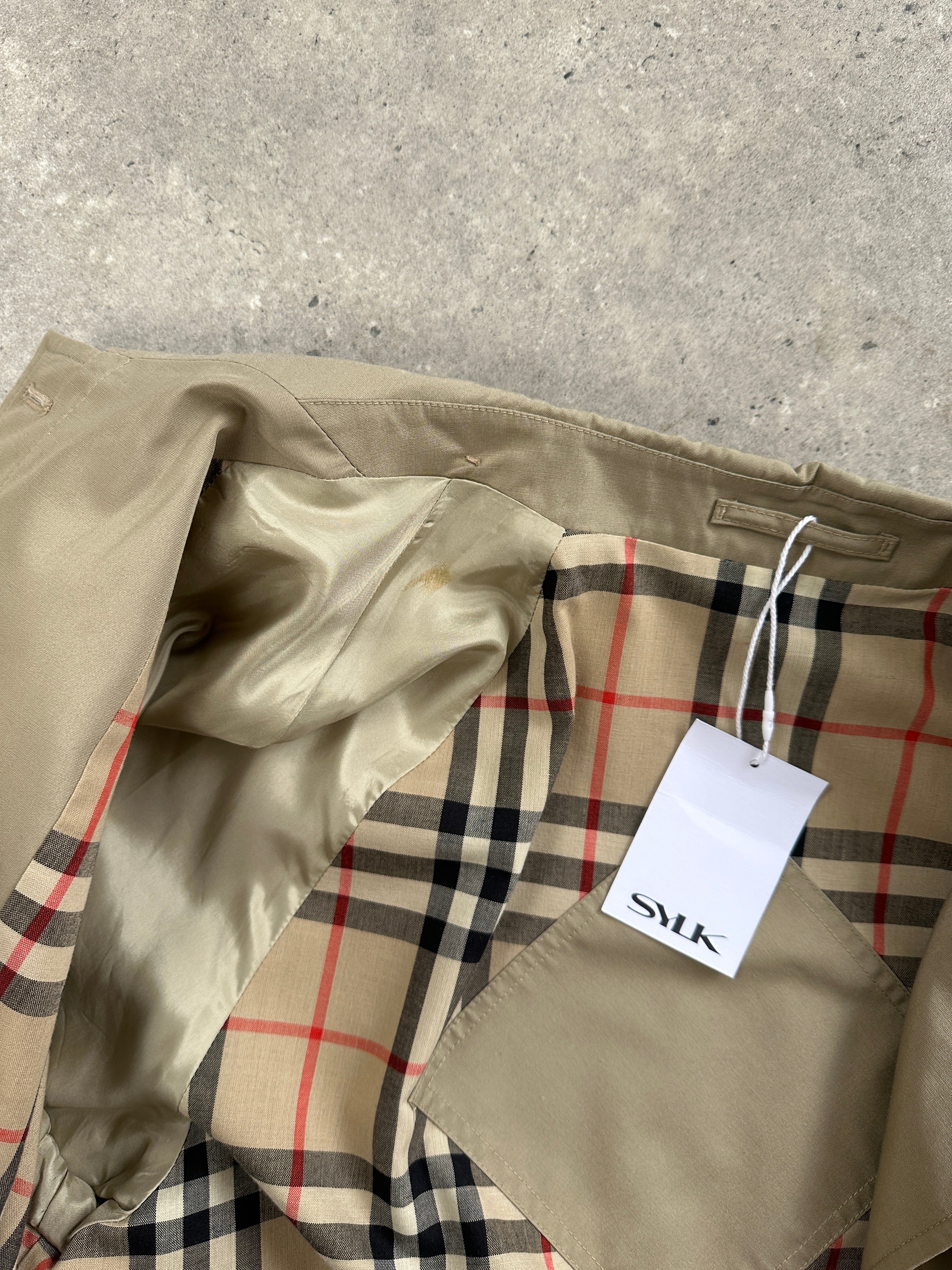 Vintage showerproof belted trench coat in size M, featuring classic design and durable fabric for stylish rain protection.