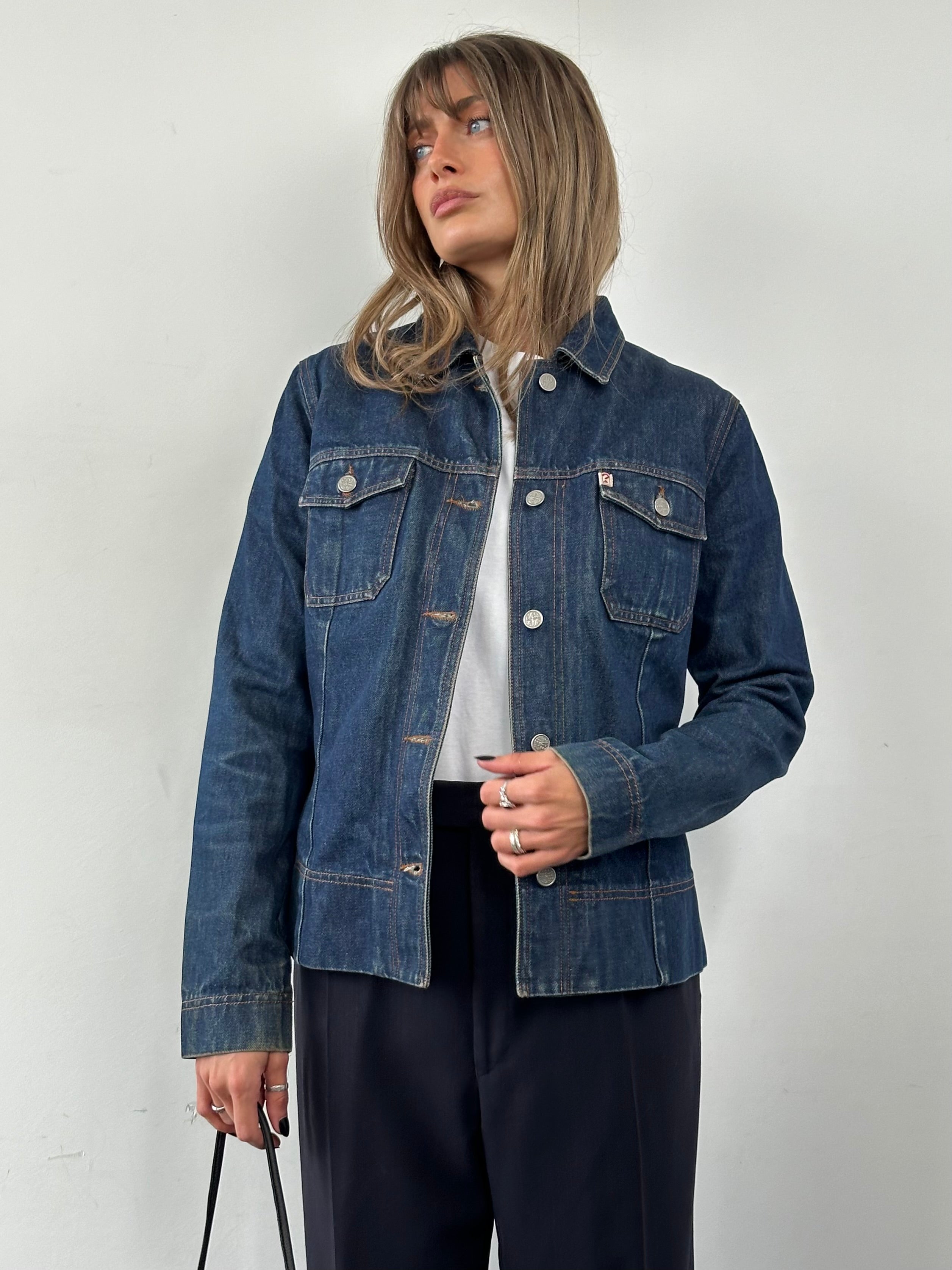 Guess contrast stitch denim jacket in size S/M, featuring classic blue denim with stylish contrast stitching and button closure.