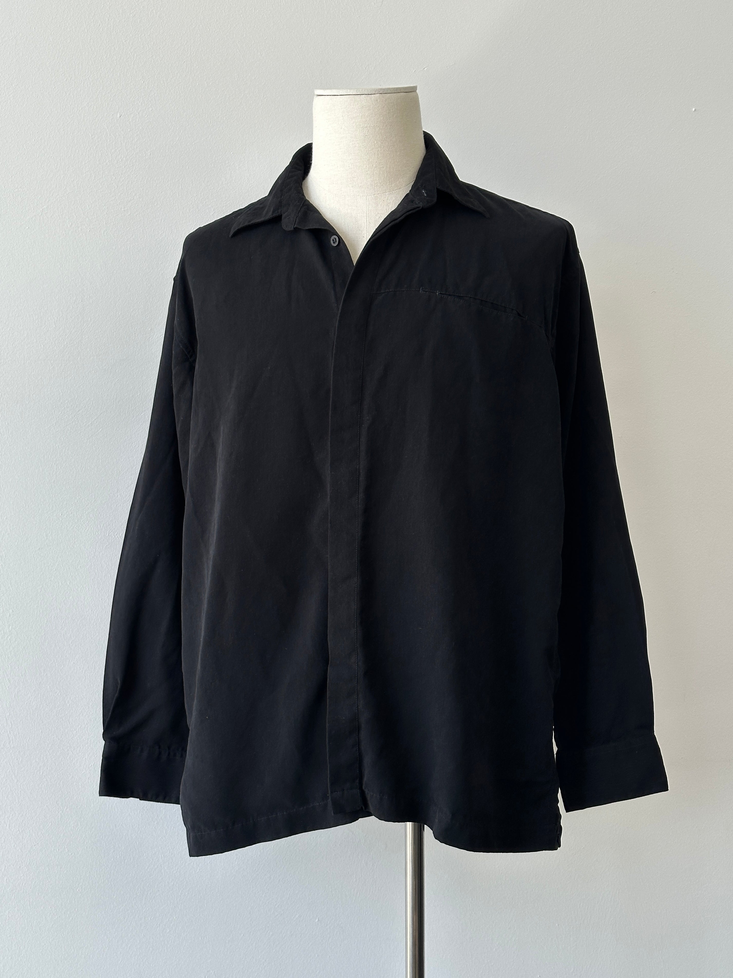 Vintage 1990s concealed placket shirt in size L, featuring classic design and soft fabric from the Vintage brand.