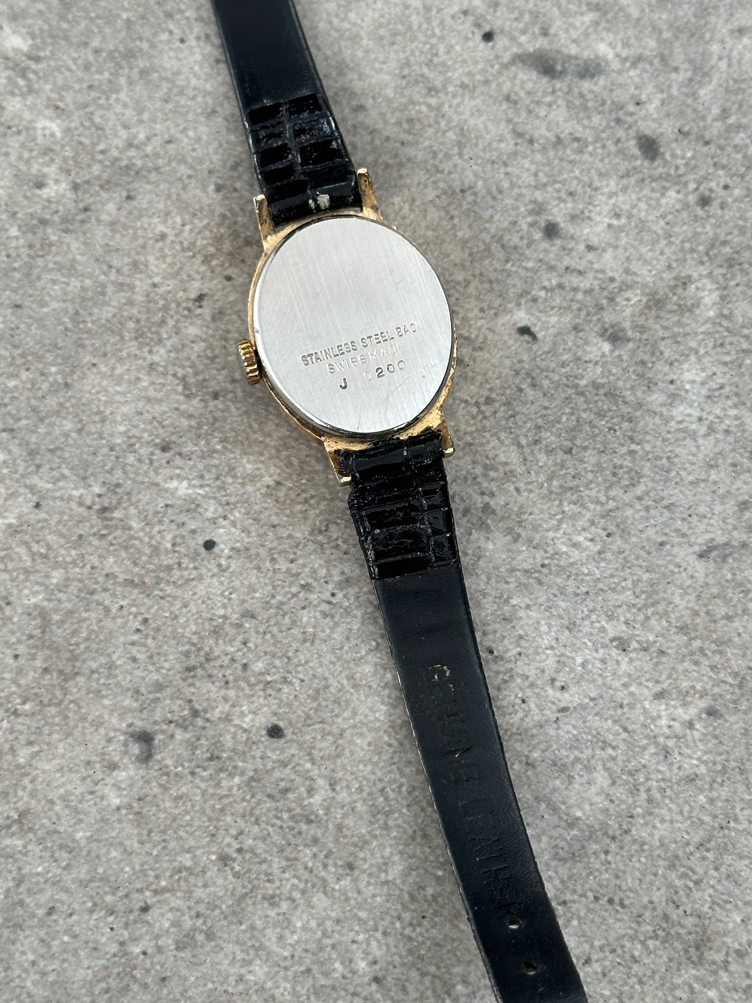 Vintage Montine 1980s Swiss Gold Tone 17 Jewel Leather Watch