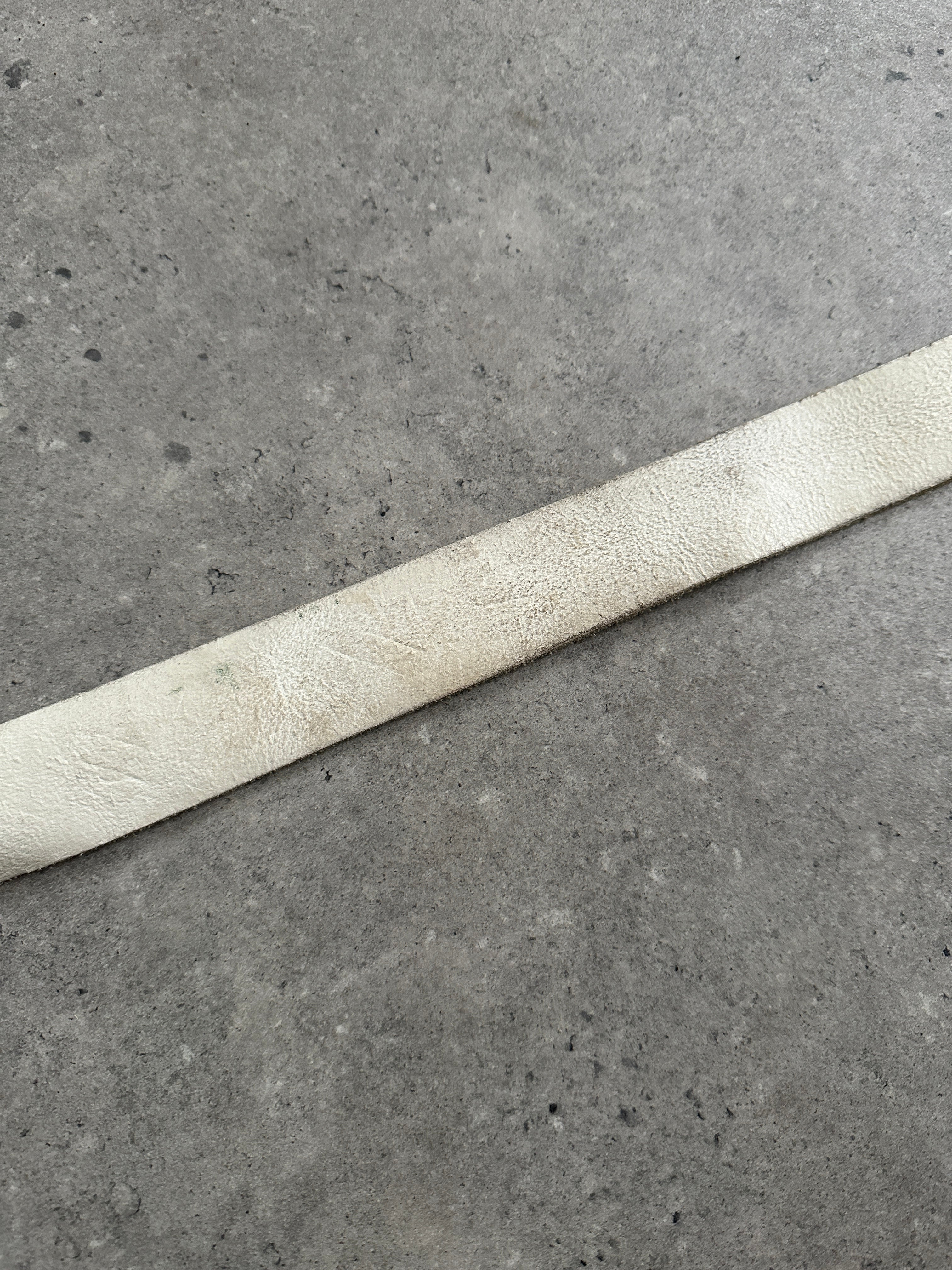 Vintage distressed leather belt in size W36-40, featuring rugged texture and classic style, perfect for casual or vintage-inspired outfits.