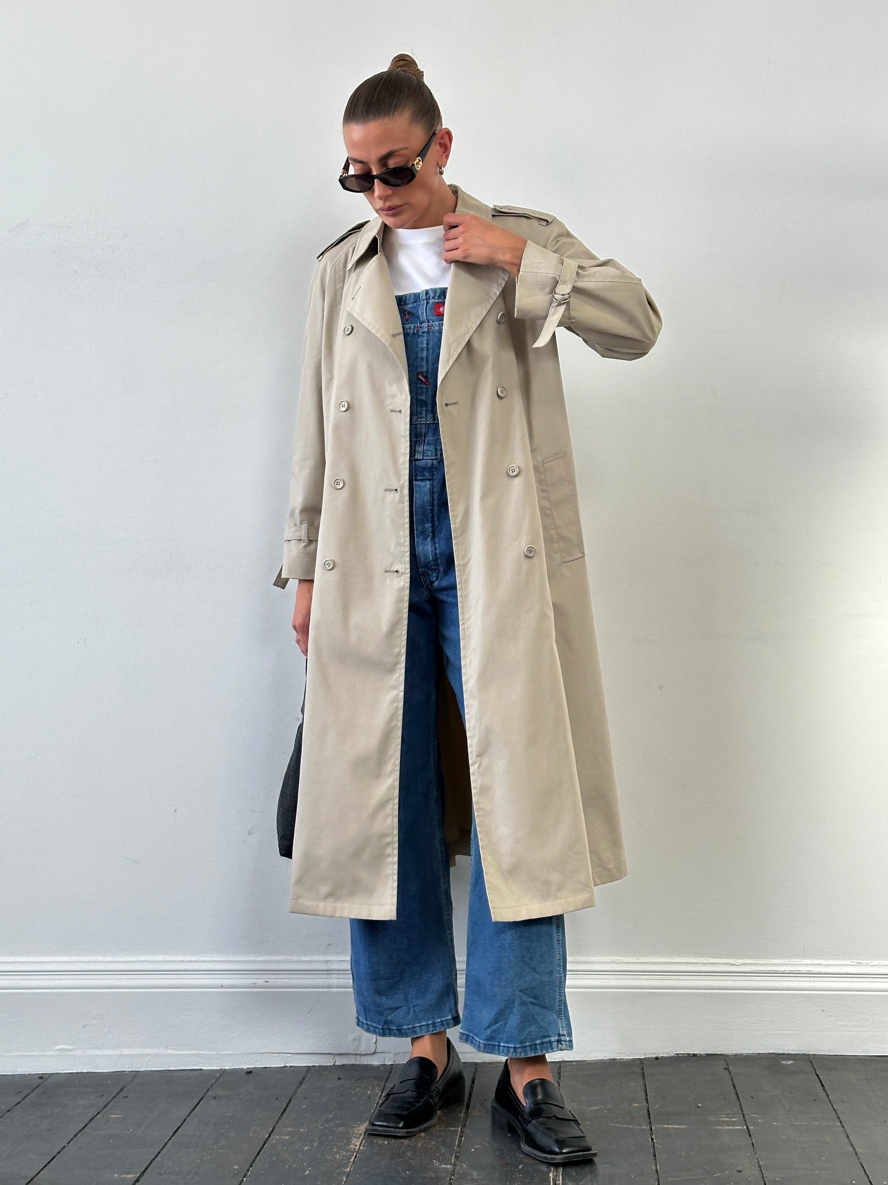 London Fog 1990s double-breasted cotton trench coat in size M, classic beige color with belt and collar detail.