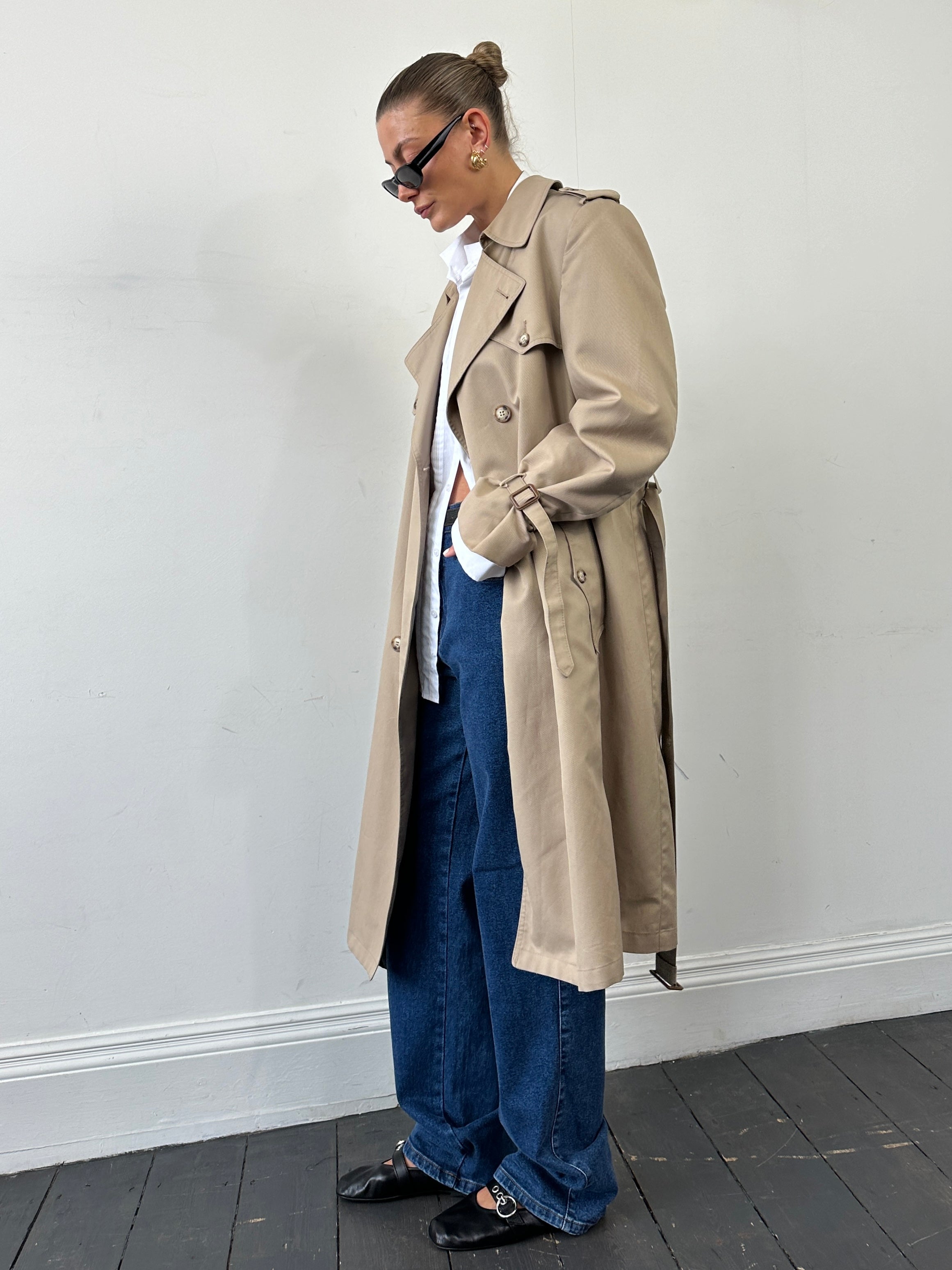 Christian Dior Monsieur double-breasted belted trench coat in size L/XL, tailored fit with classic design and stylish details.
