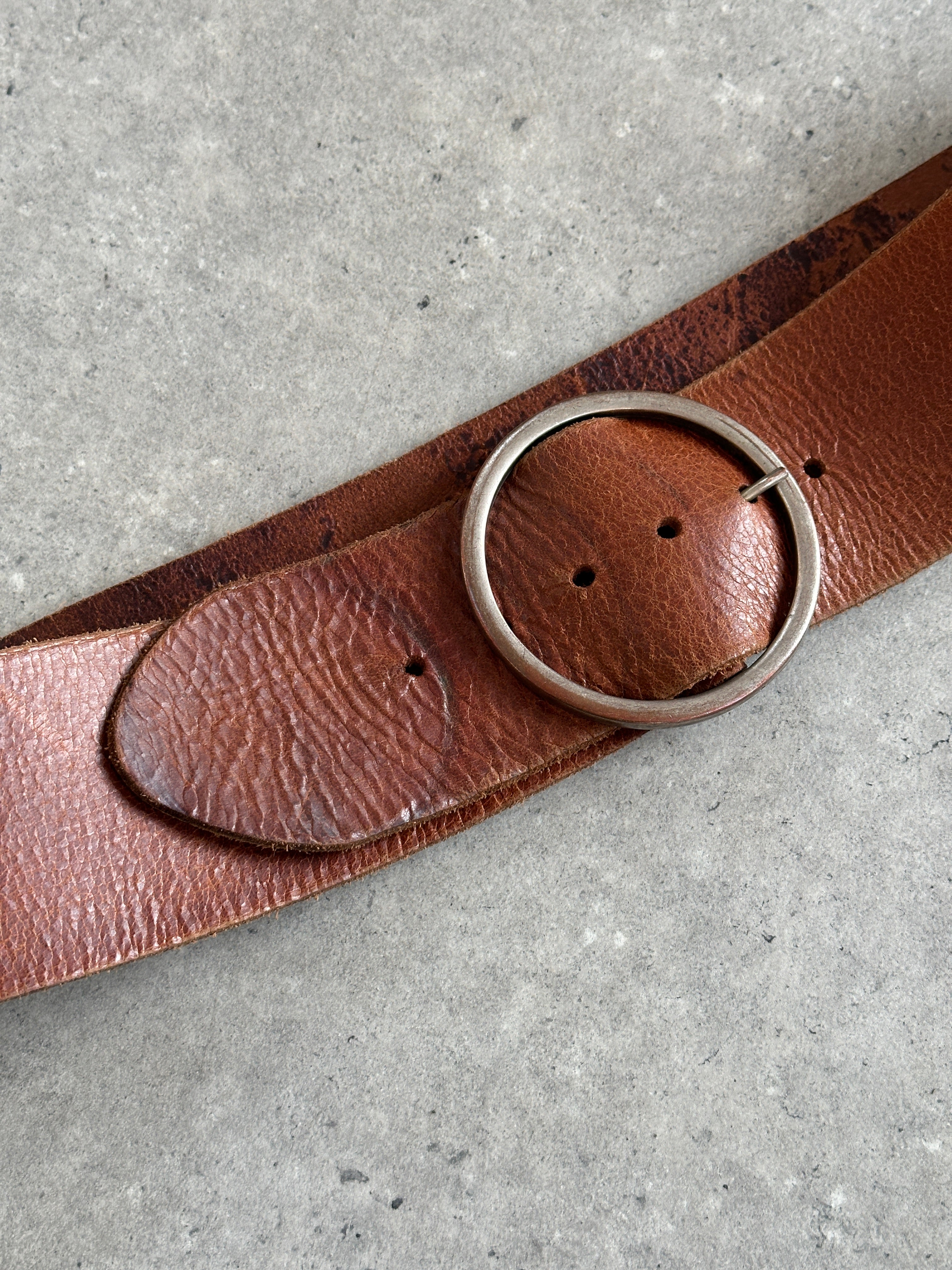 Vintage 1990s round leather chunky belt with adjustable W38-42, featuring a stylish retro design and durable leather construction.